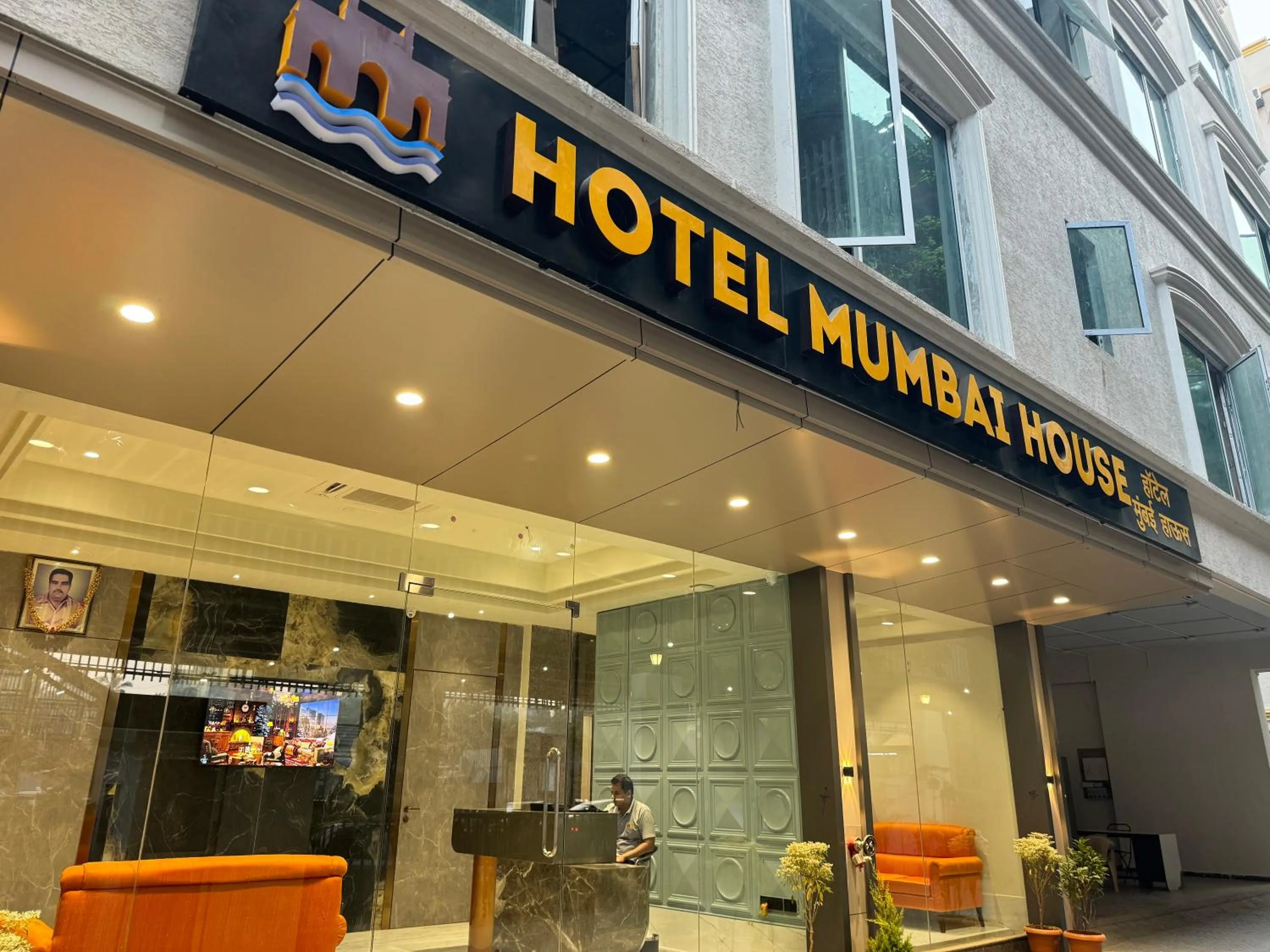 Hotel Mumbai House, Valnai Malad