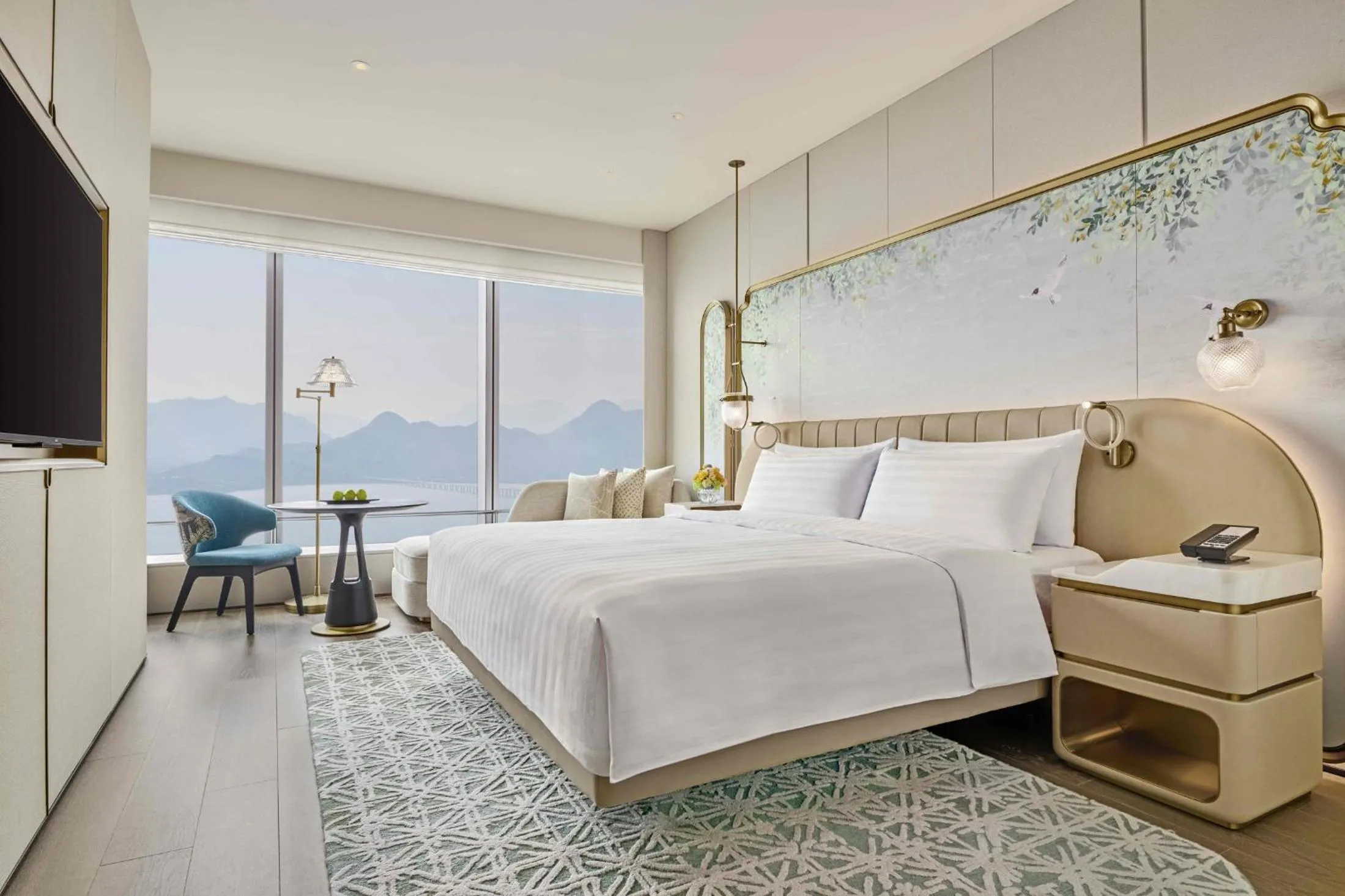 Deluxe Bay View King Room (Enjoy First-Time Mini-bar Benefits) in Shangri-La Nanshan, Shenzhen