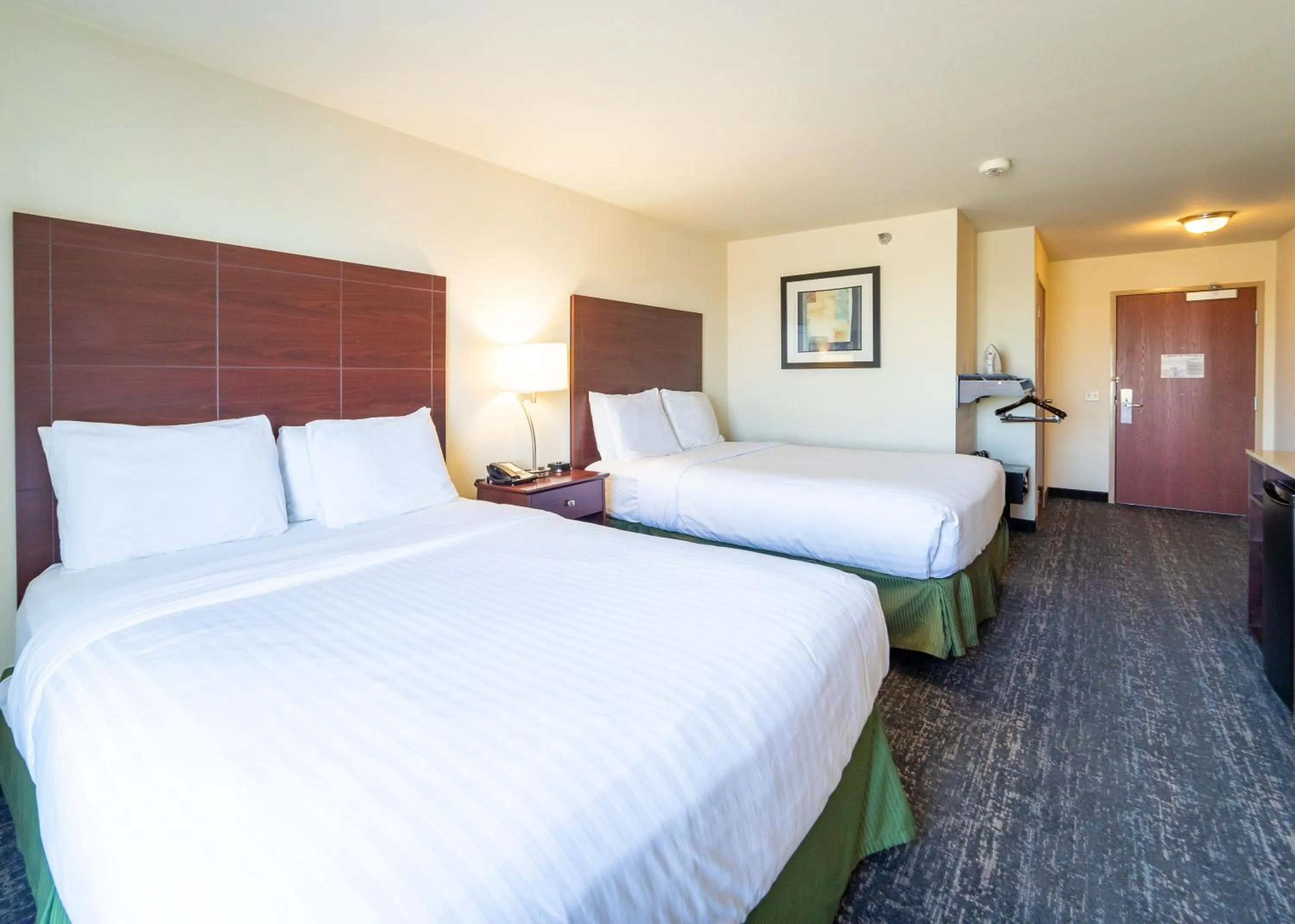 Deluxe Queen Room in Cobblestone Inn and Suites - Eaton