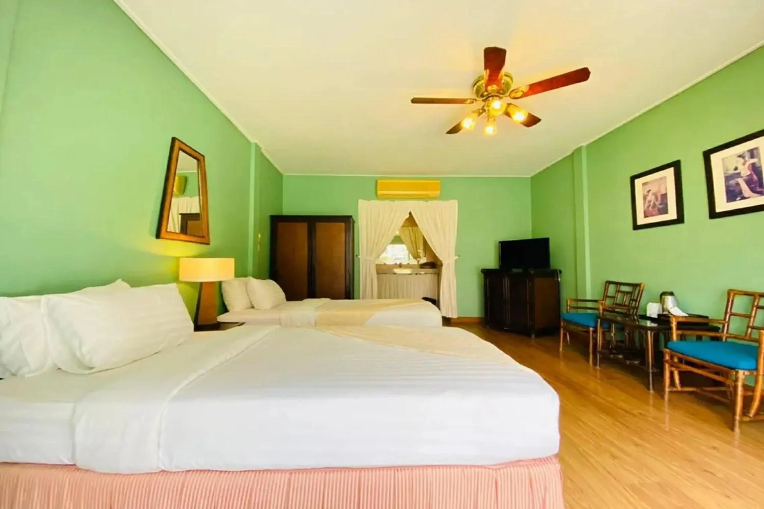 Deluxe King Suite in Safari Riviera Resort