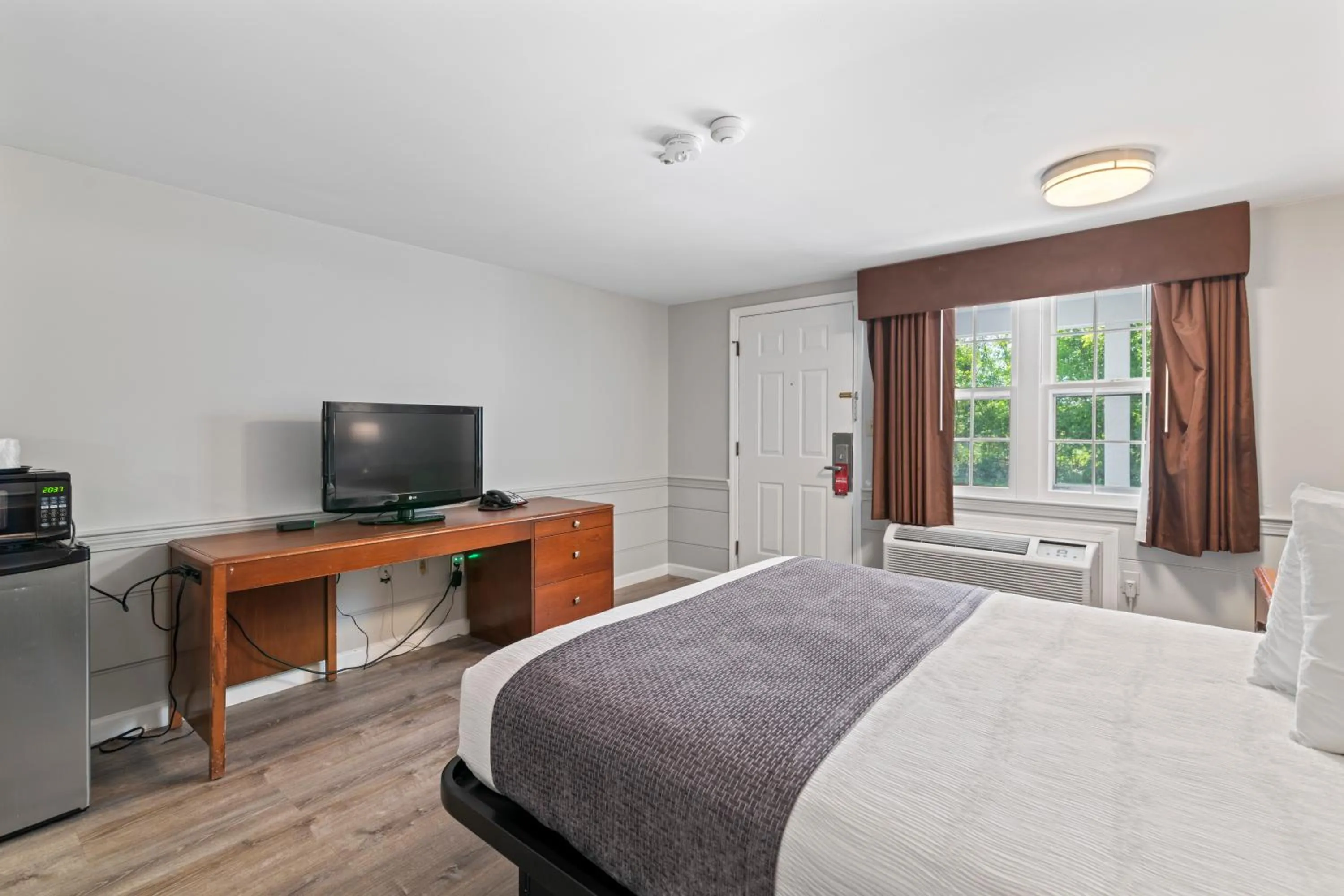 Queen Room - Non-Smoking in Knight's Inn Boston/Danvers