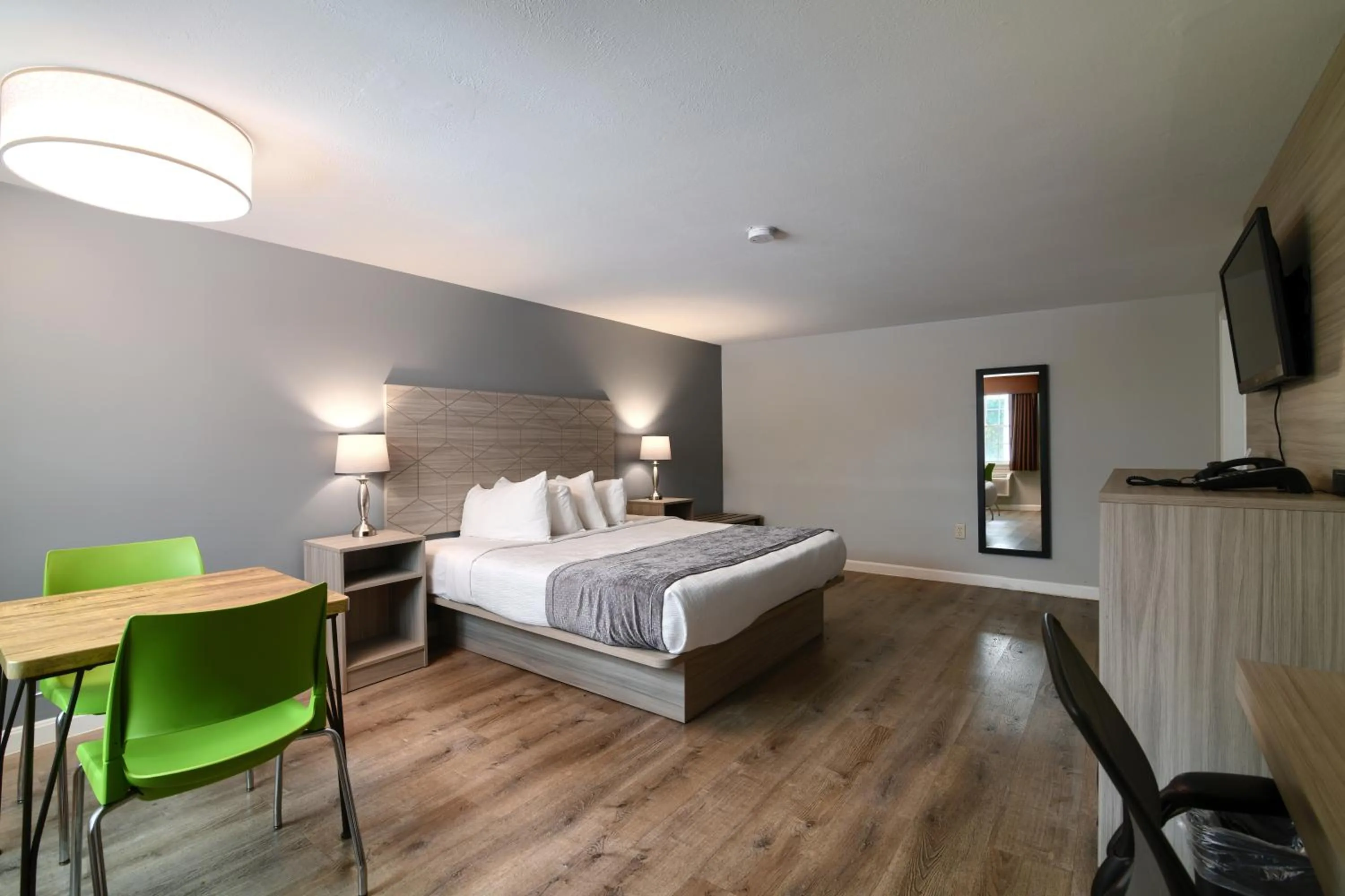 King Room - Non-Smoking in Knight's Inn Boston/Danvers