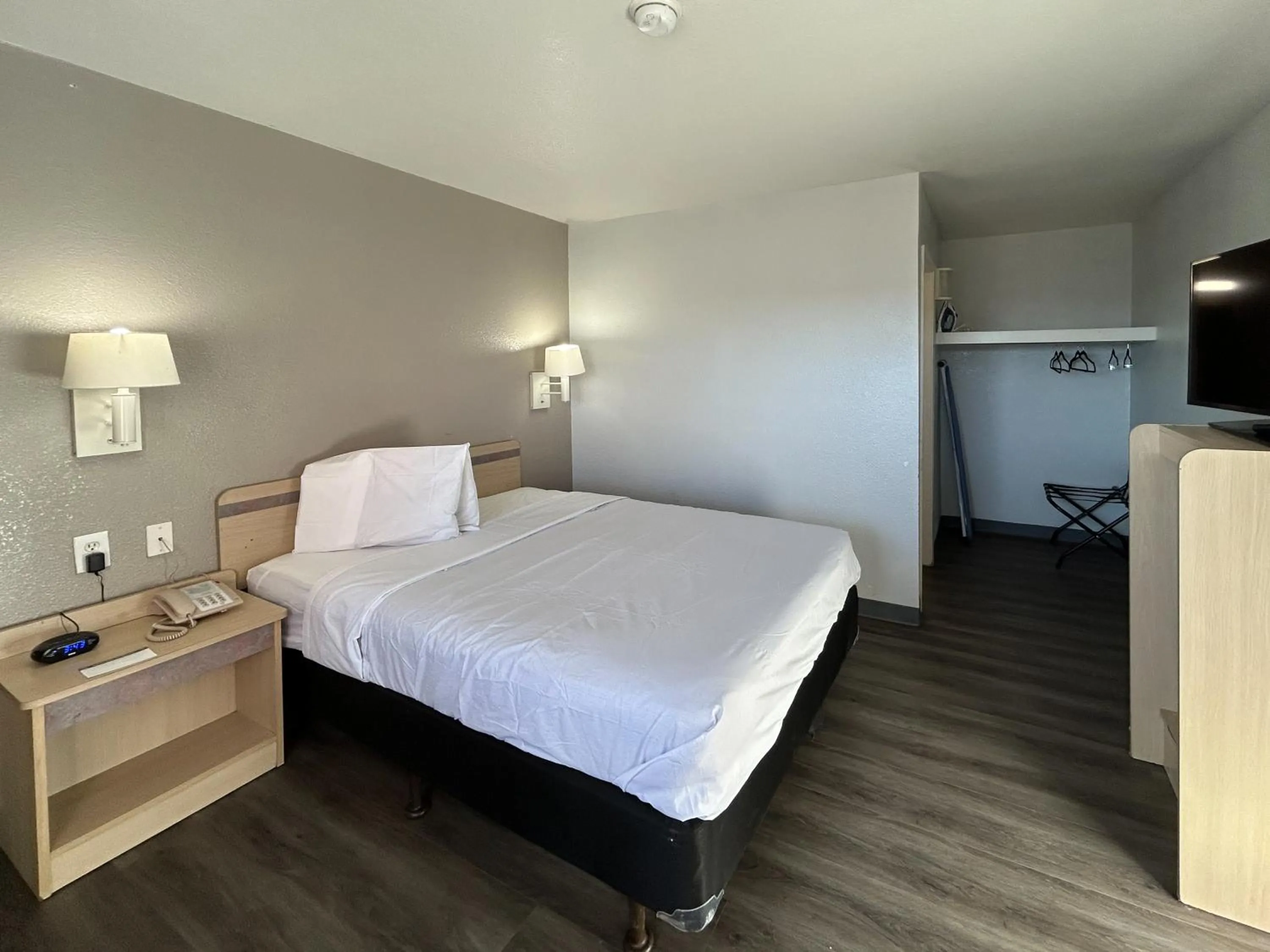 Queen Room - Non-Smoking in Studio 6 Lubbock, TX