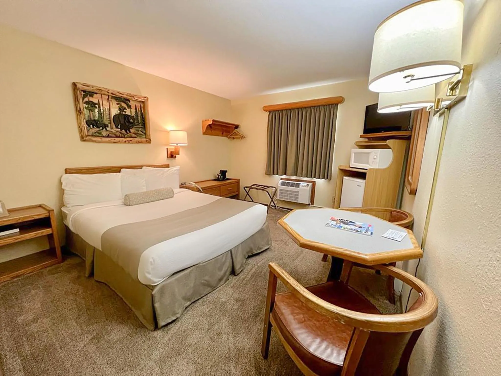 Standard Queen Room in Beartooth Hideaway Inn & Cabins