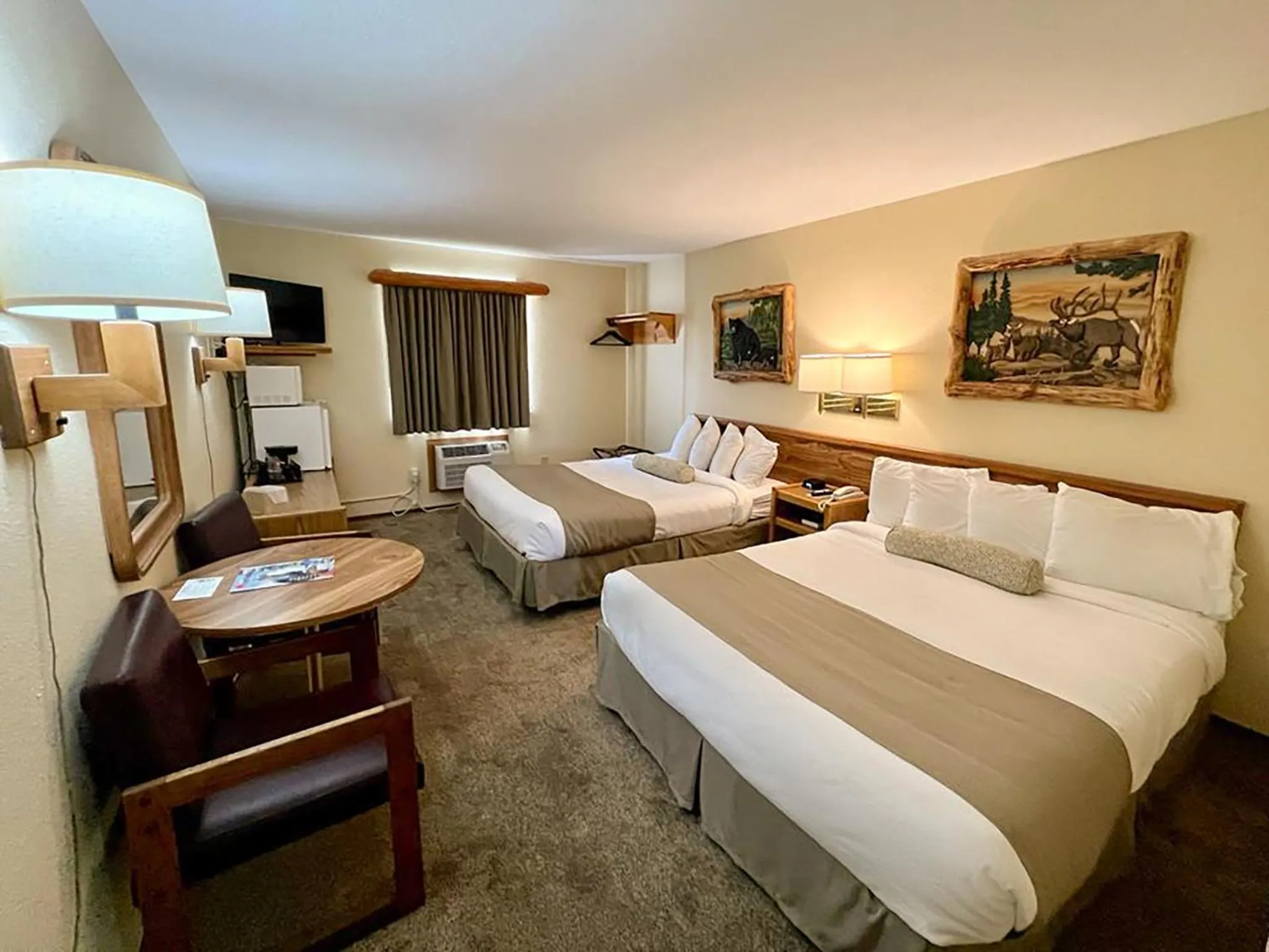 Standard Queen Room with Two Queen Beds in Beartooth Hideaway Inn & Cabins