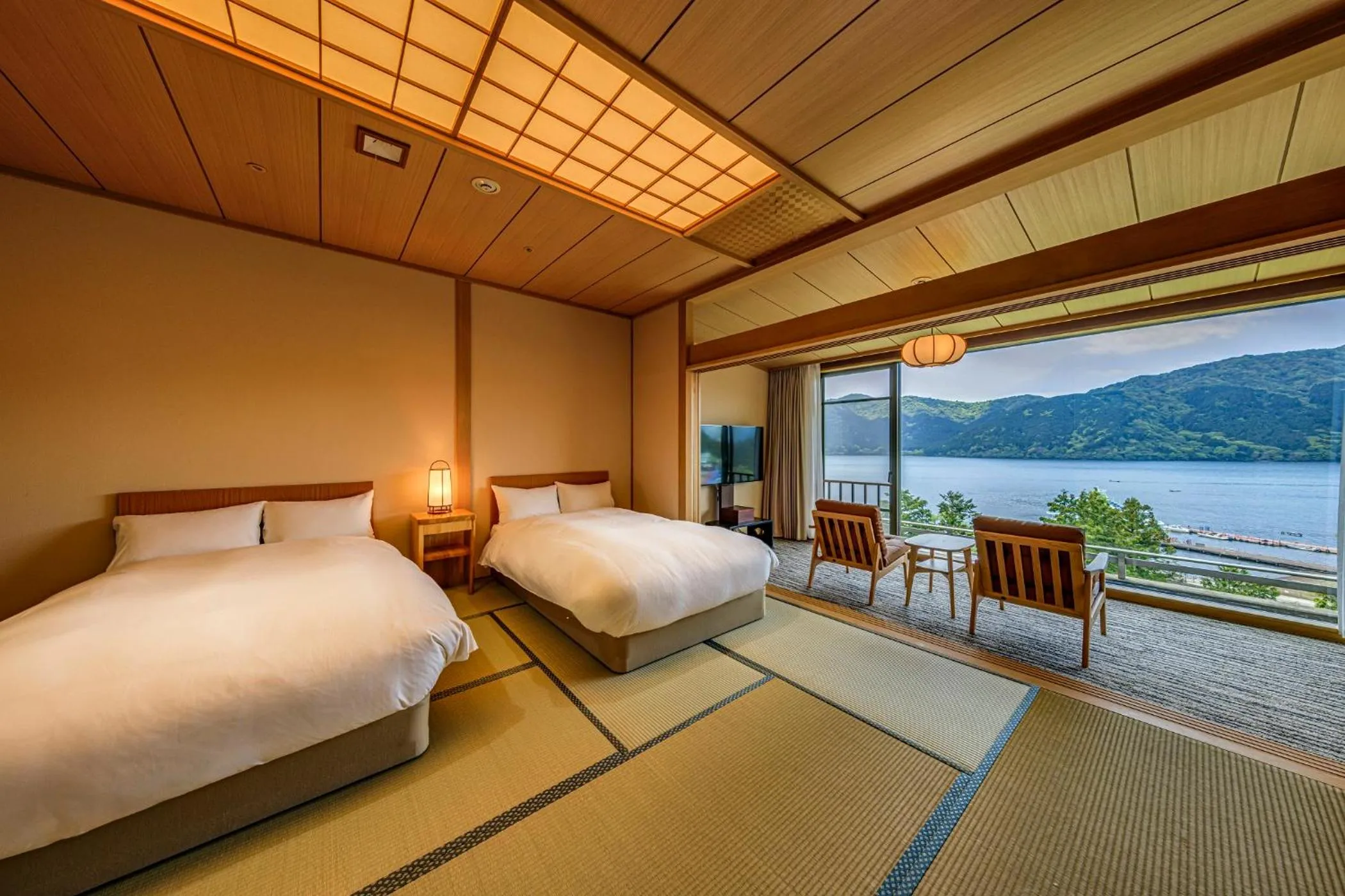 Japanese Style Twin-Bedded Room with Mt. Fuji & Lake View - single occupancy - Highest Floor in Ryuguden