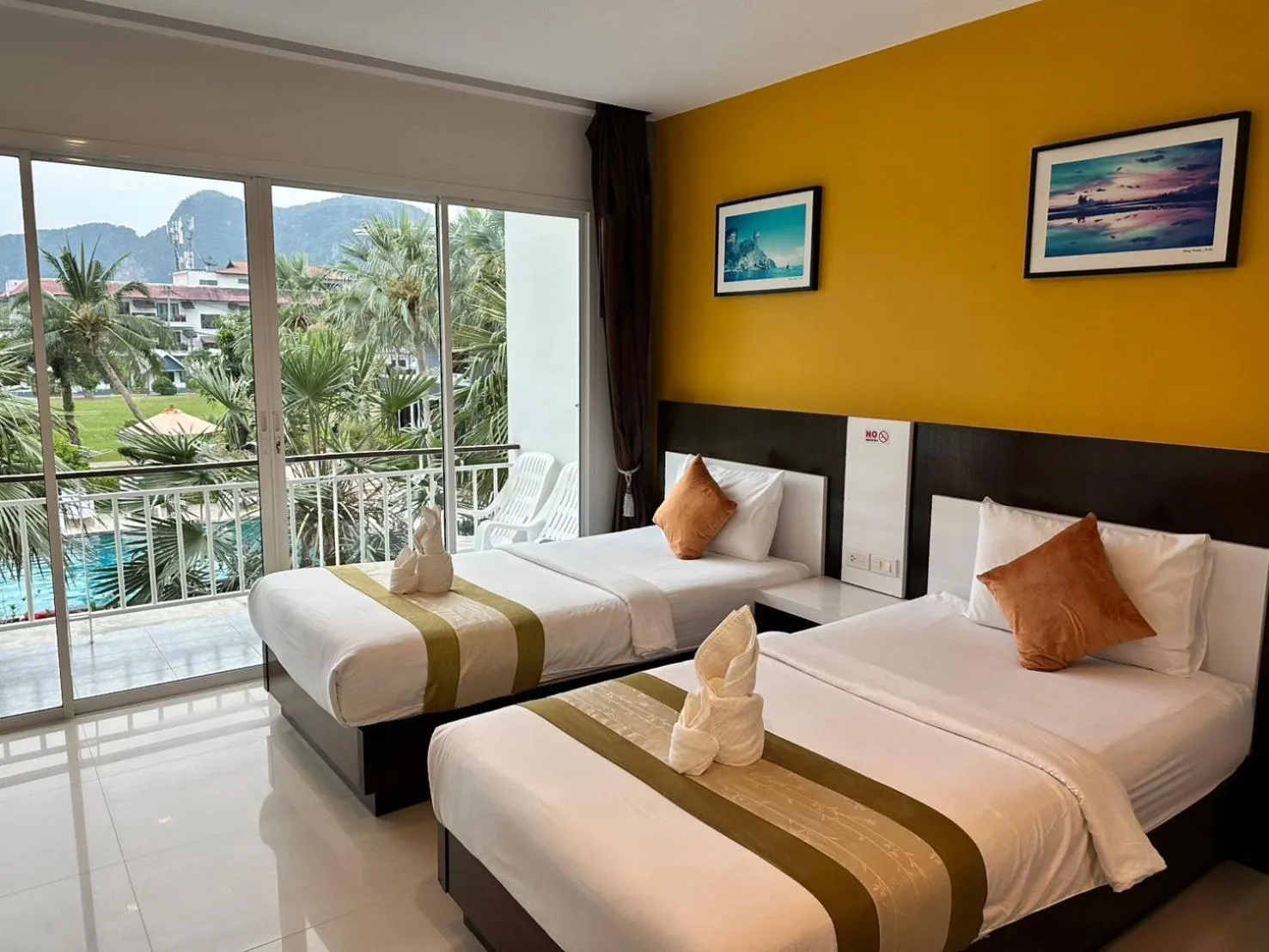 Deluxe Twin Room in Gypsy Sea View Resort- Phi Phi Island