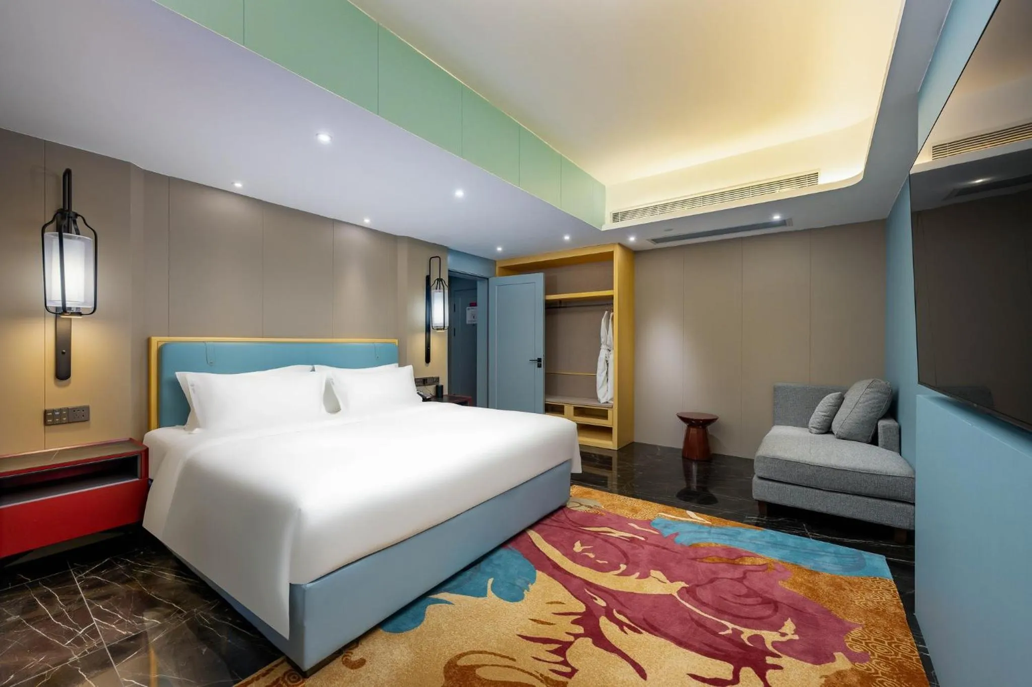 One-Bedroom King Suite with Sea View in Holiday Inn Express Zhuhai Guishan Island, an IHG Hotel