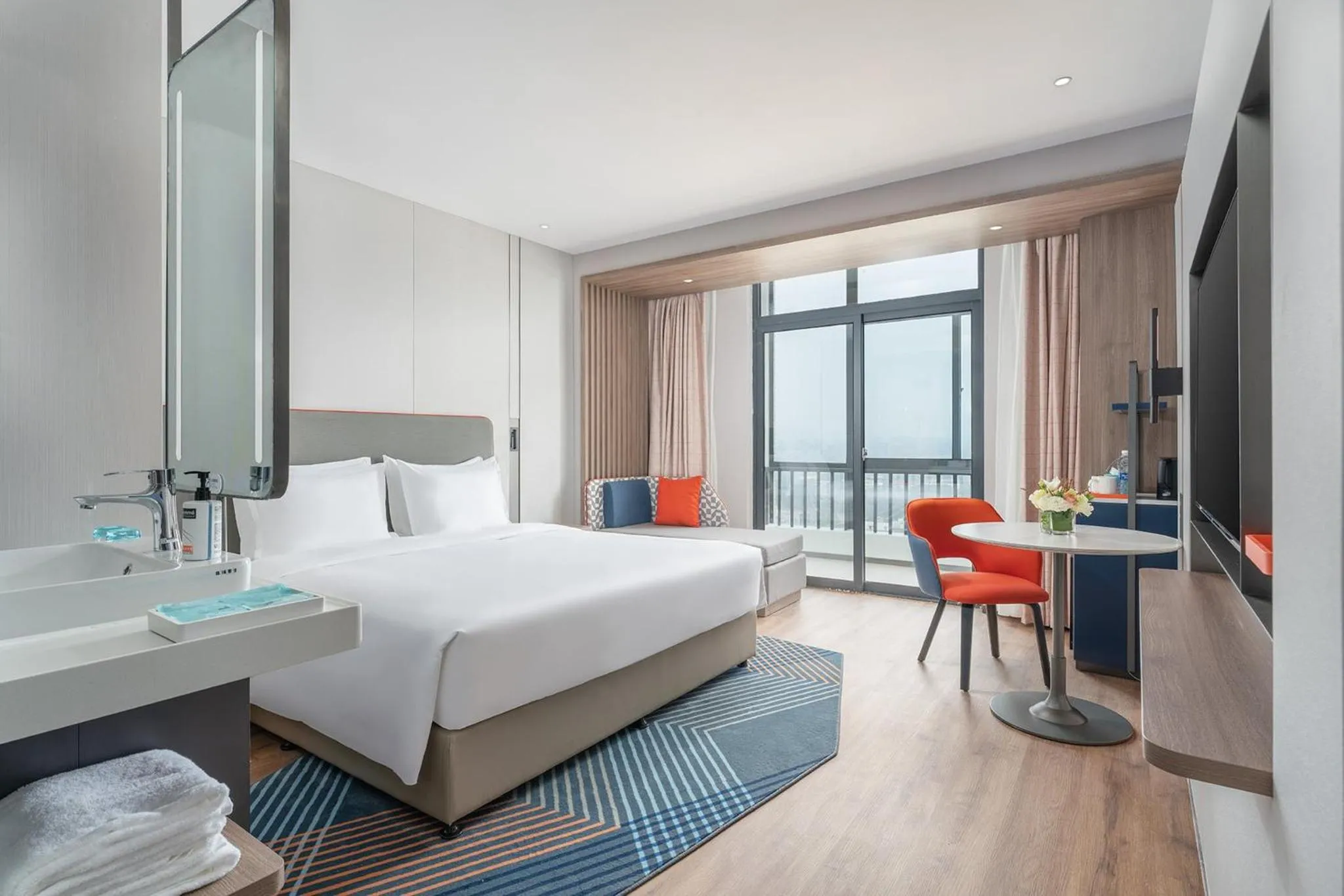 1 King Standard High Floor Balcony in Holiday Inn Express Xiamen Jimei New Town by IHG