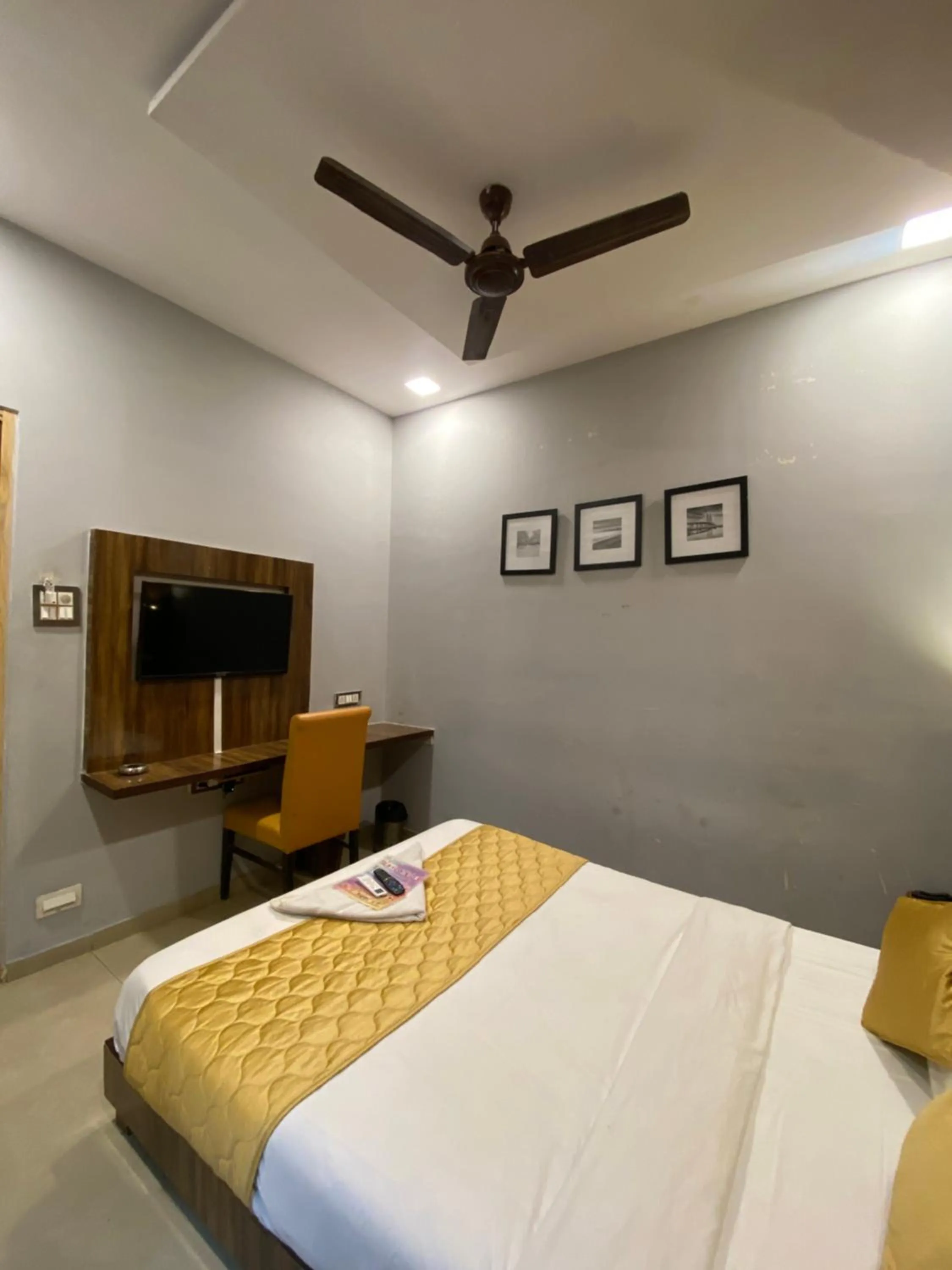 Double Room in Hotel Blue Wellington - Near Mumbai Airport