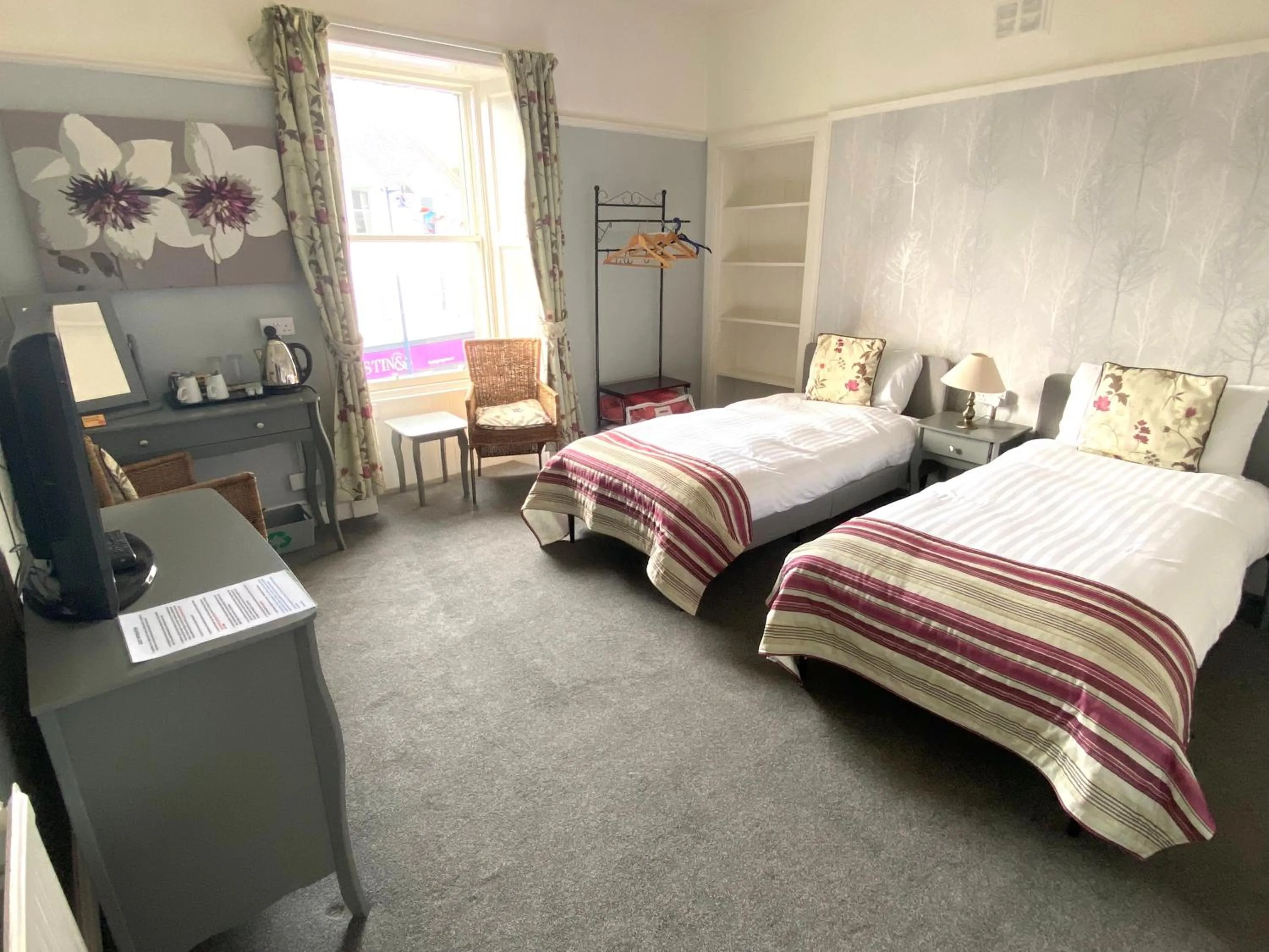 Twin Room in The County Hotel - Self Check-In, Ultra Fast WI-FI, Free Parking, Central Location