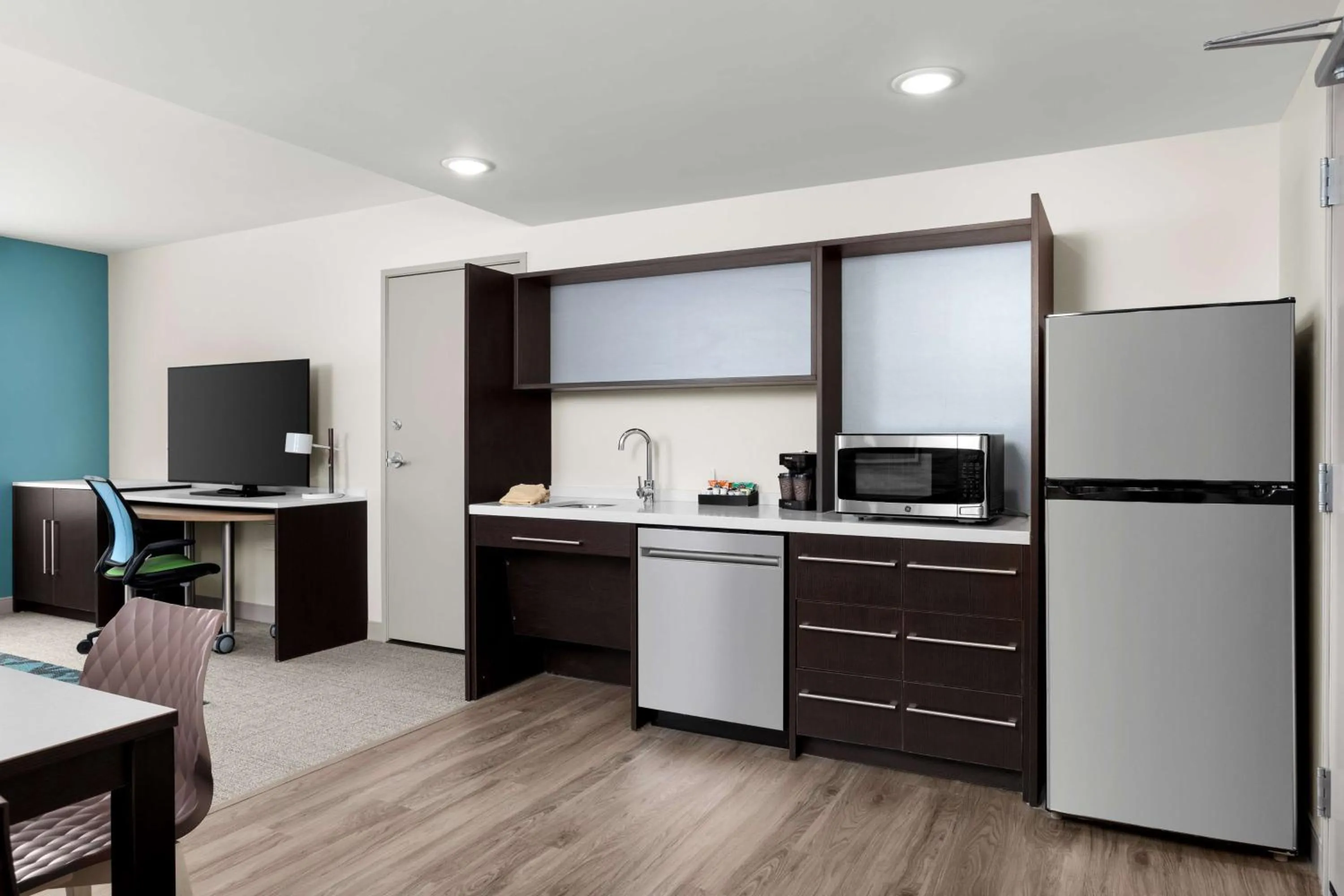 Queen Studio Suite with Bath Tub - Mobility Accessible in Home2 Suites By Hilton Owatonna