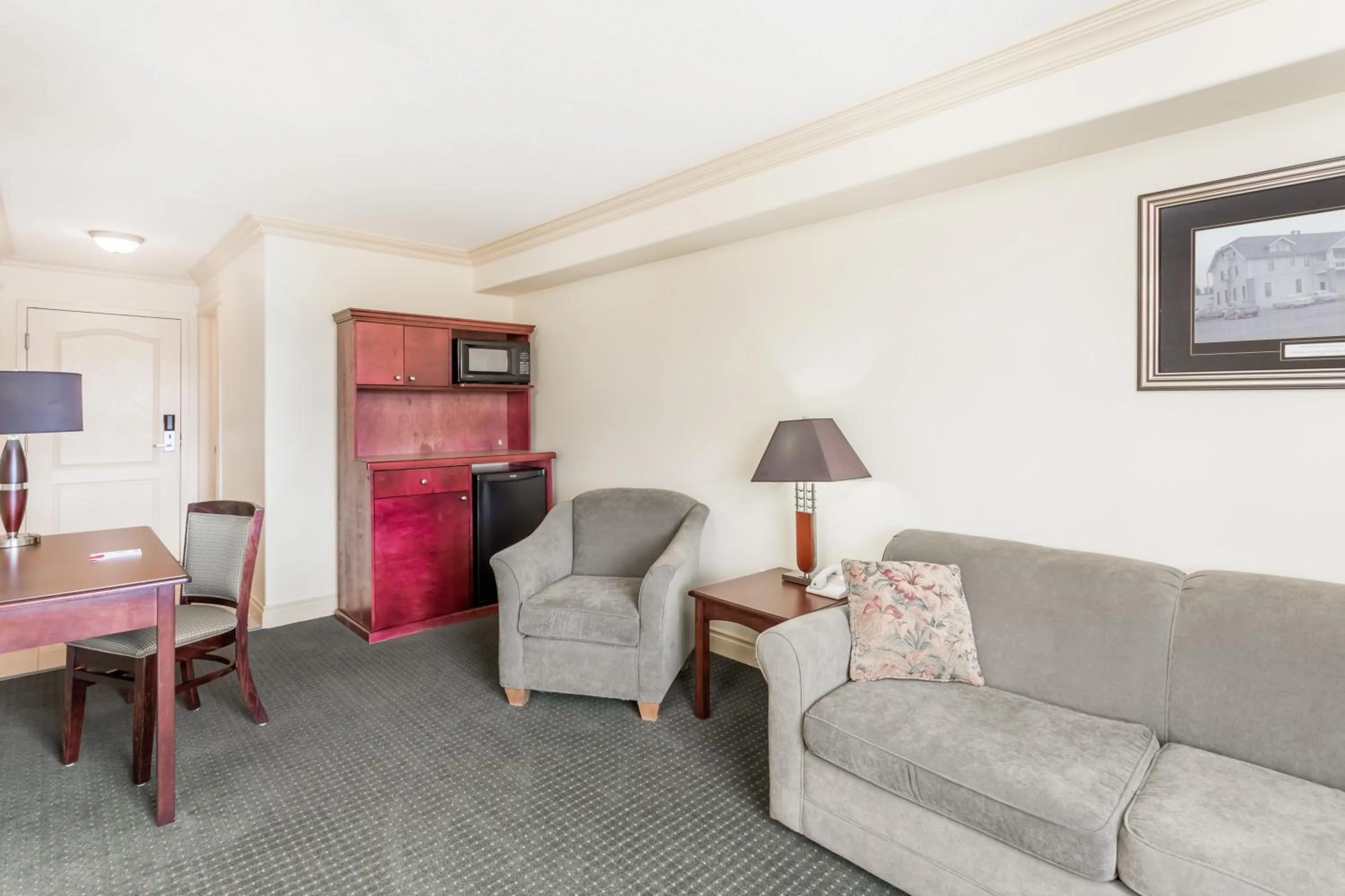One-Bedroom, Suite with King Bed, Non-Smoking in Ramada by Wyndham Hinton