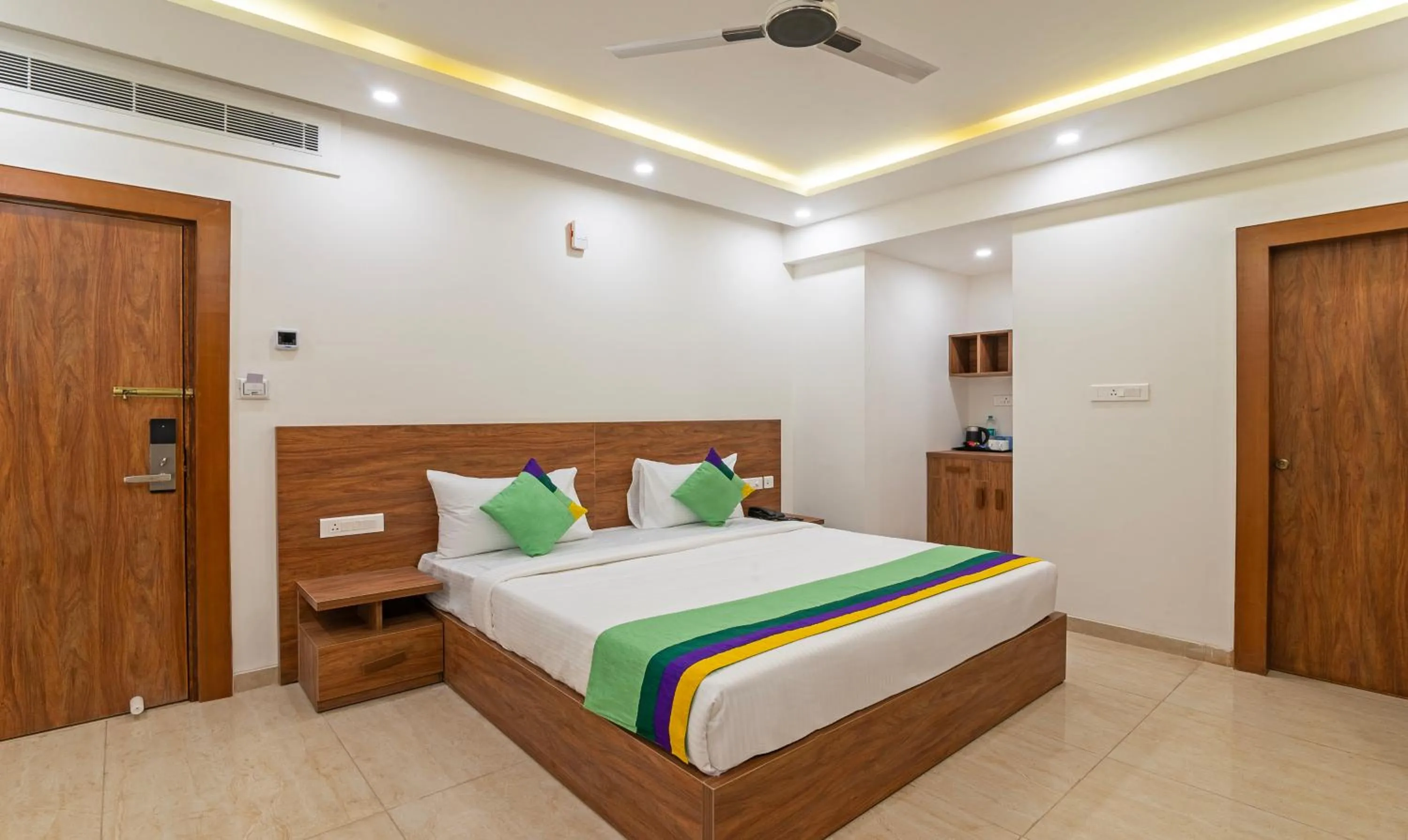Standard Room With Working Desk - single occupancy in Treebo Global Stay, Jayanagar