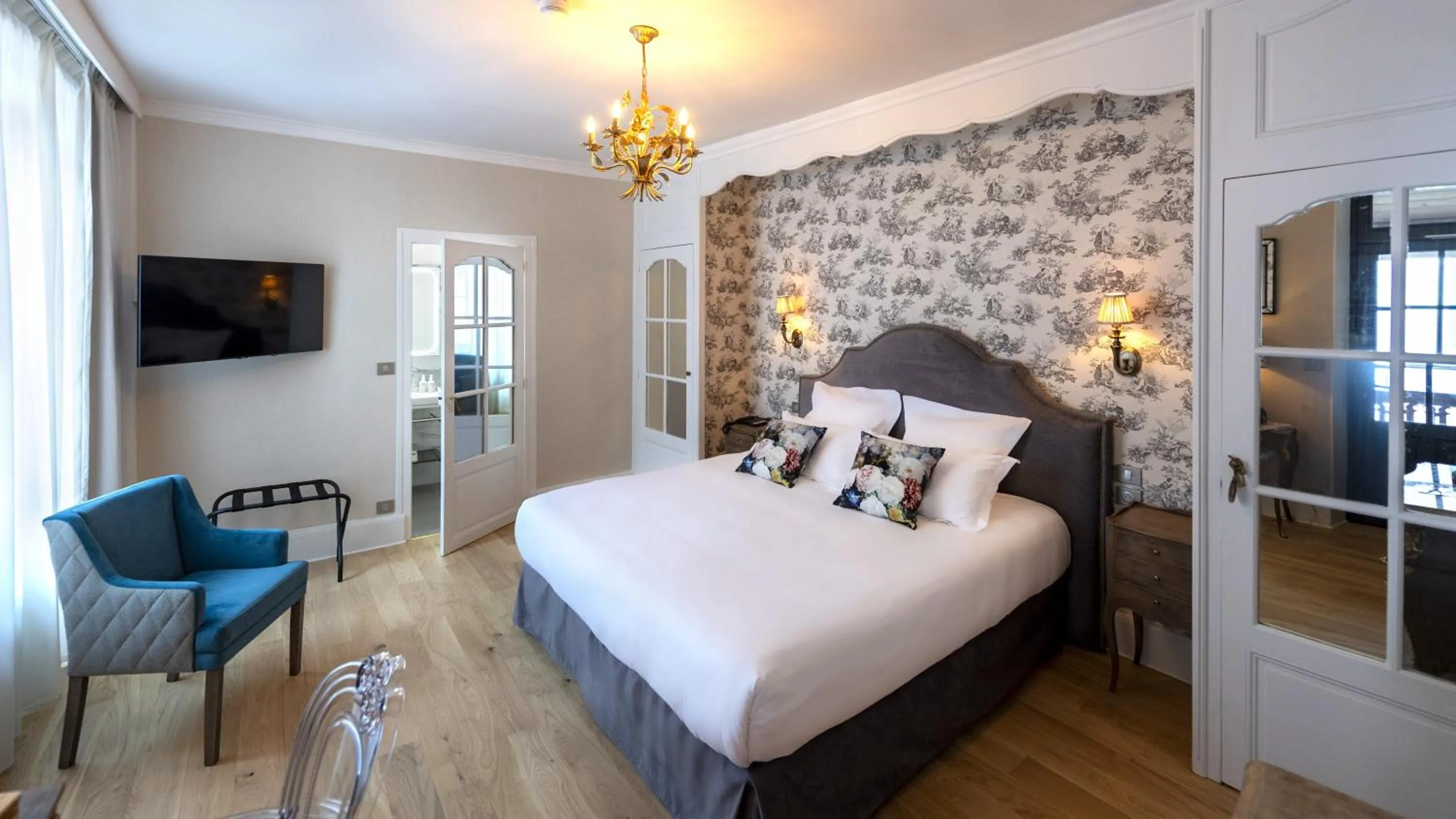 Superior Double Room in Hôtel de la Poste à Avallon, Bourgogne