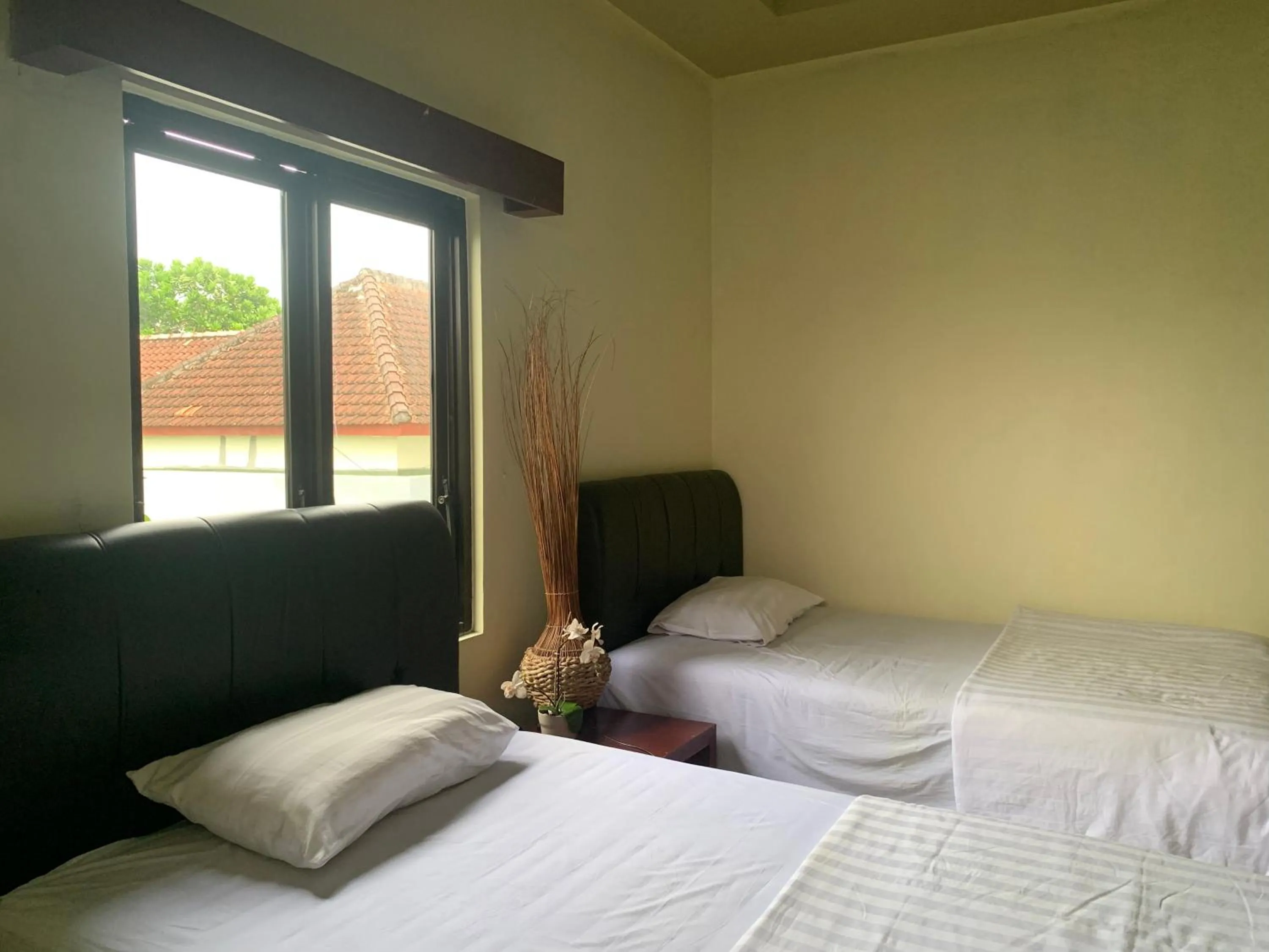 Double or Twin Room with Private Bathroom - single occupancy in Cozy Palm Villa