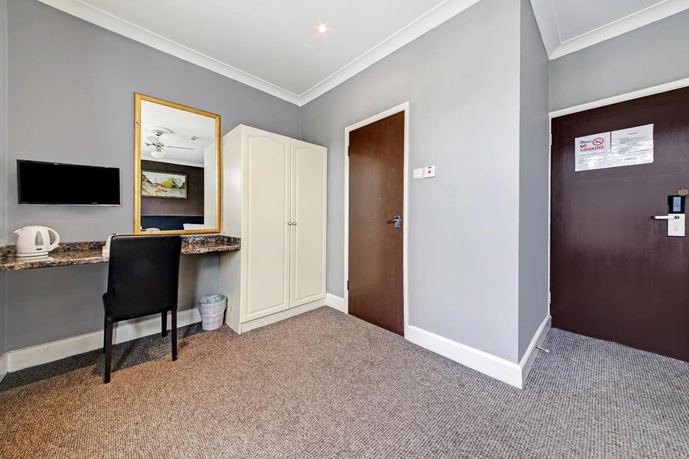 Standard Twin Room in OYO Bostons Manor Hotel, Hanwell London