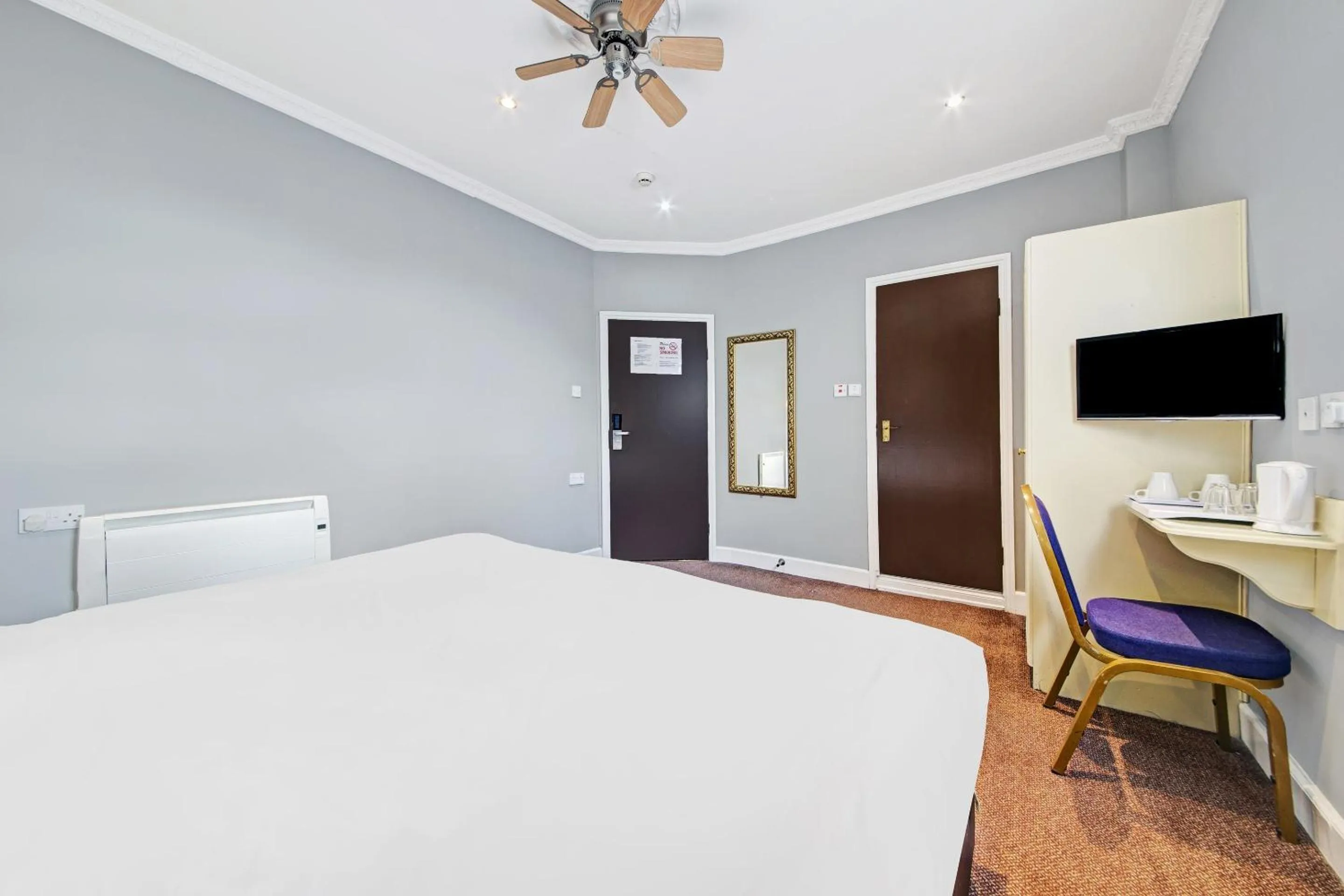 Deluxe Double Room in OYO Bostons Manor Hotel, Hanwell London