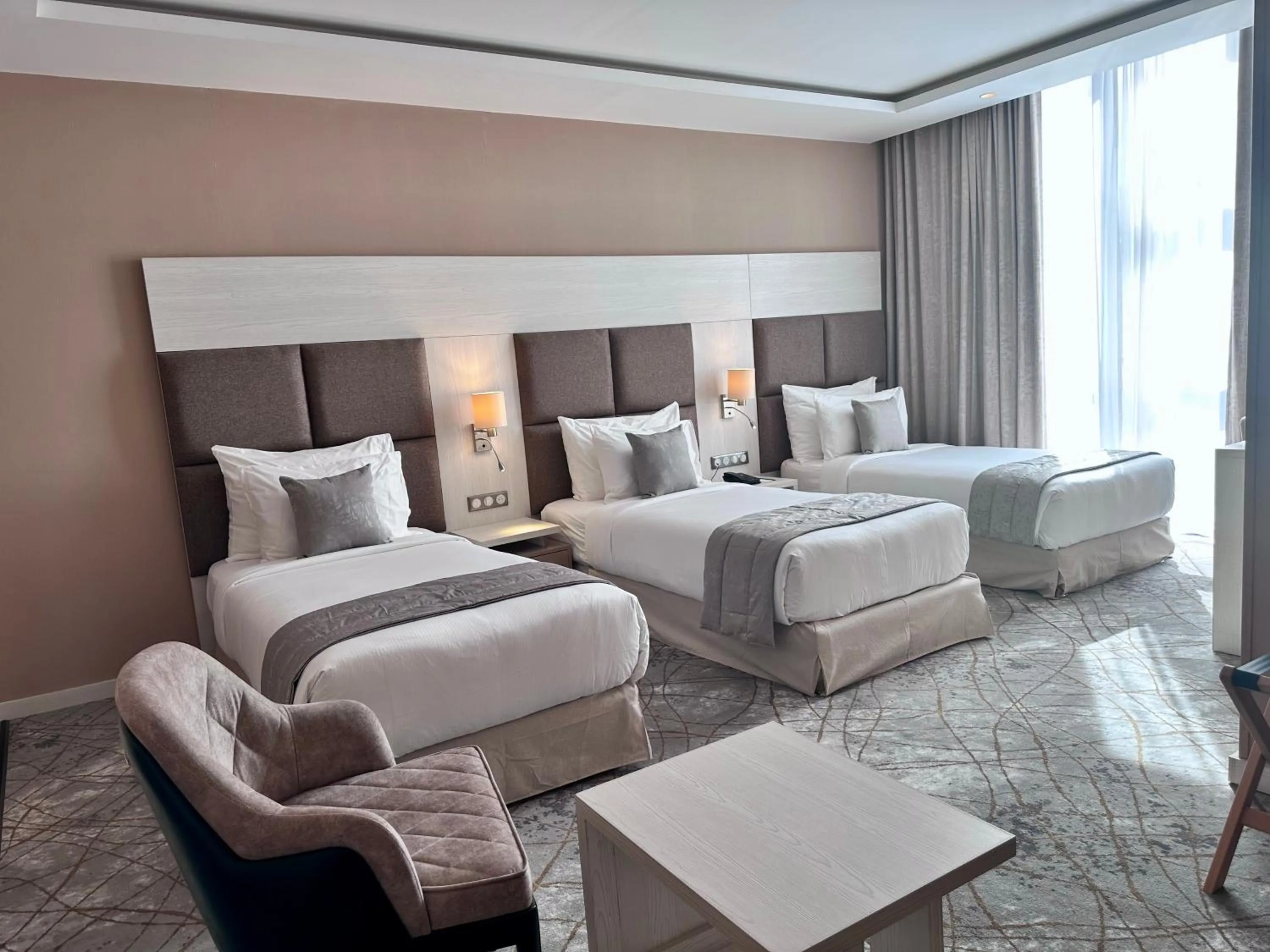 Comfort Triple Room in 2H Hotel