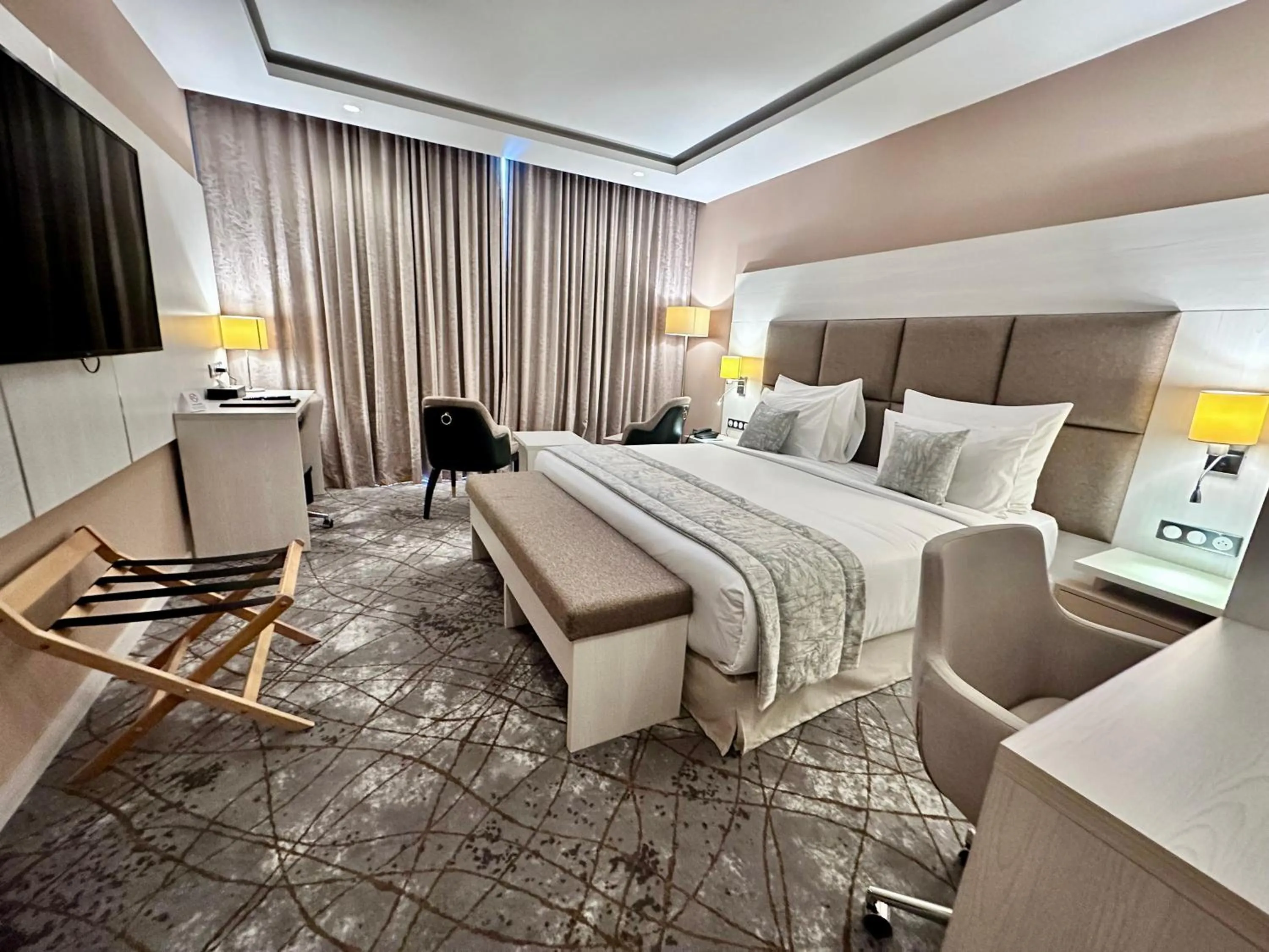 Deluxe Junior Suite in 2H Hotel