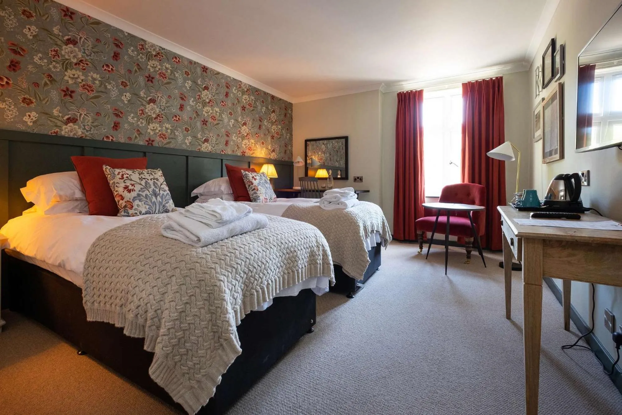 Superior Twin Room in Bridge Hotel