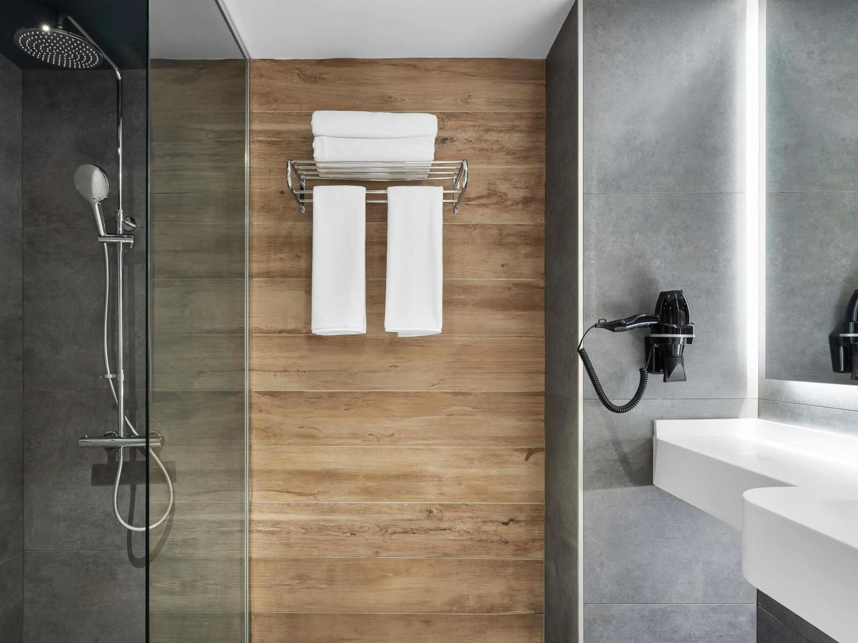 Deluxe Twin Room with City View in ibis Istanbul Sisli