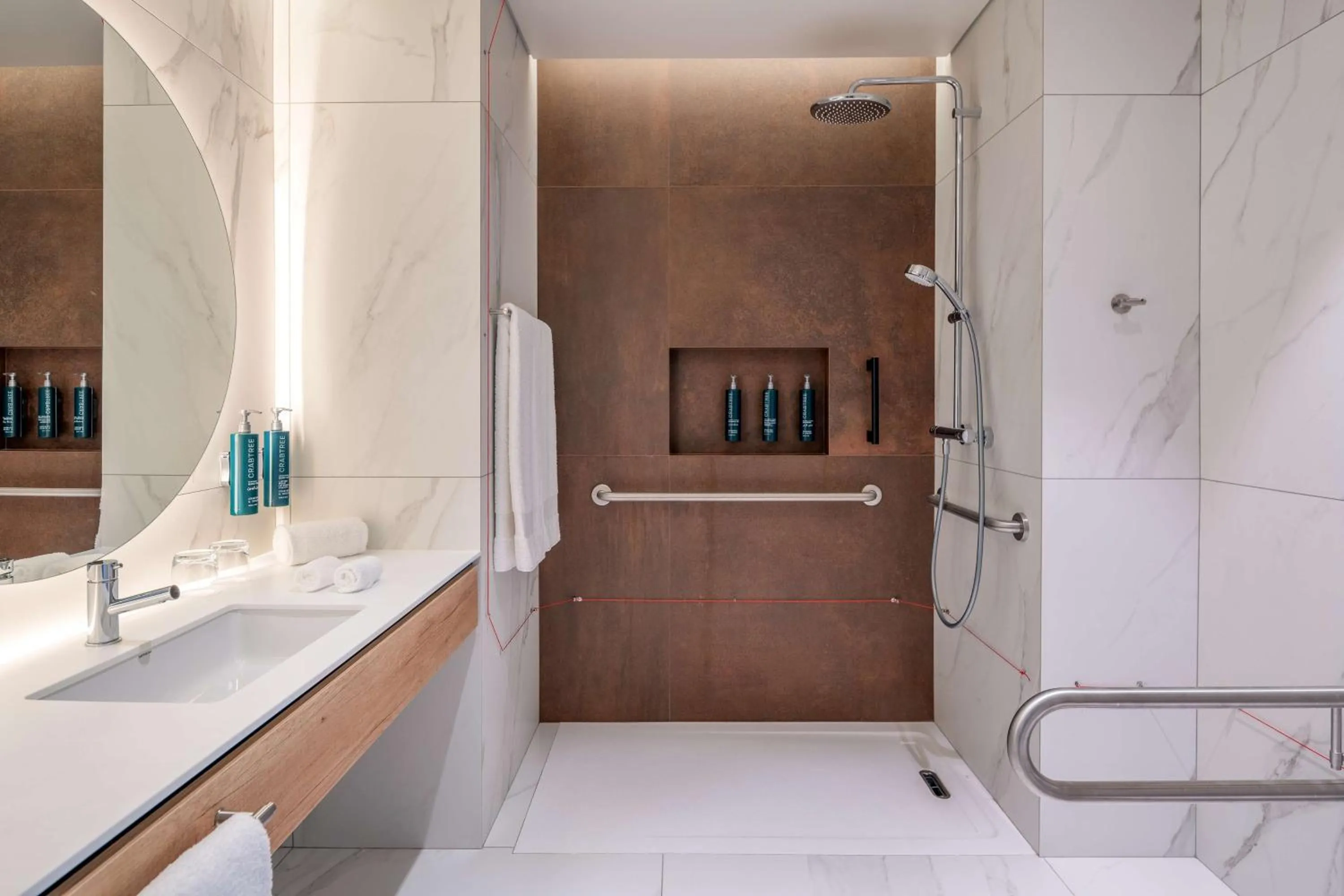 Qeeun Room with Sea and Mountain View - Mobility Accessible in Doubletree By Hilton Lagoa Azores