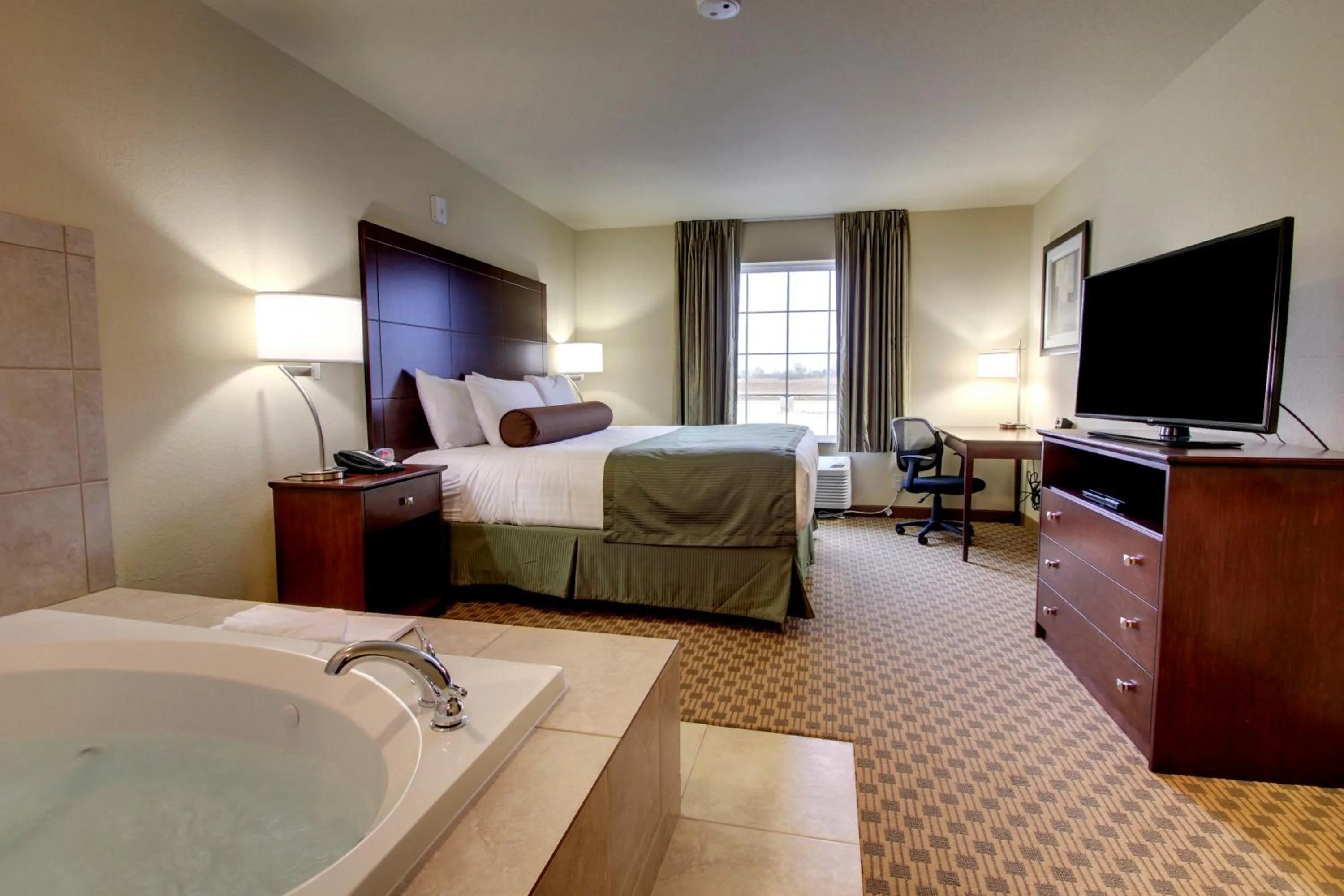 King Room with Spa Bath in Cobblestone Inn & Suites - Linton
