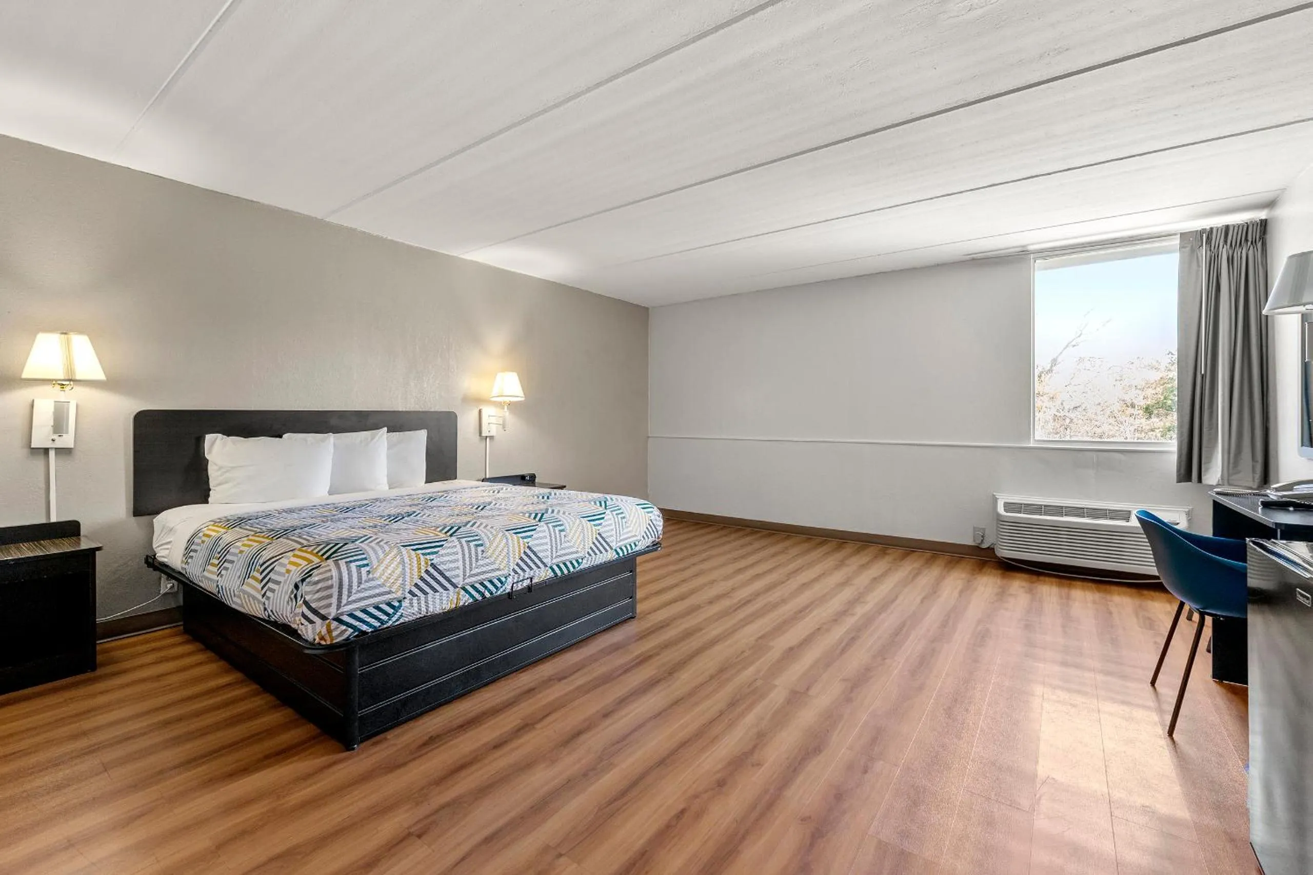 Deluxe King Room - Non-Smoking in Motel 6-Decatur, GA