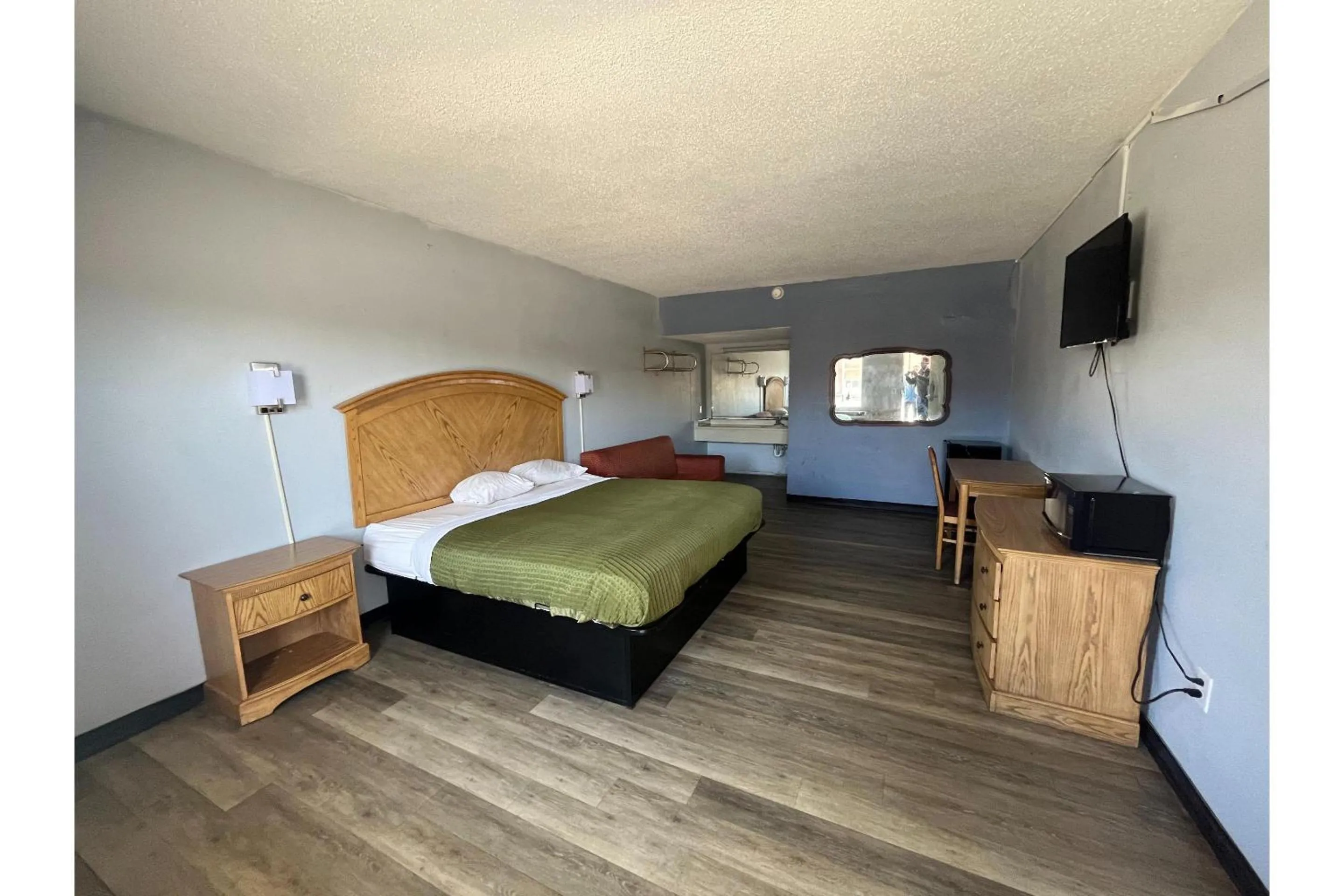 King Bed Smoking in Washington Motel by OYO