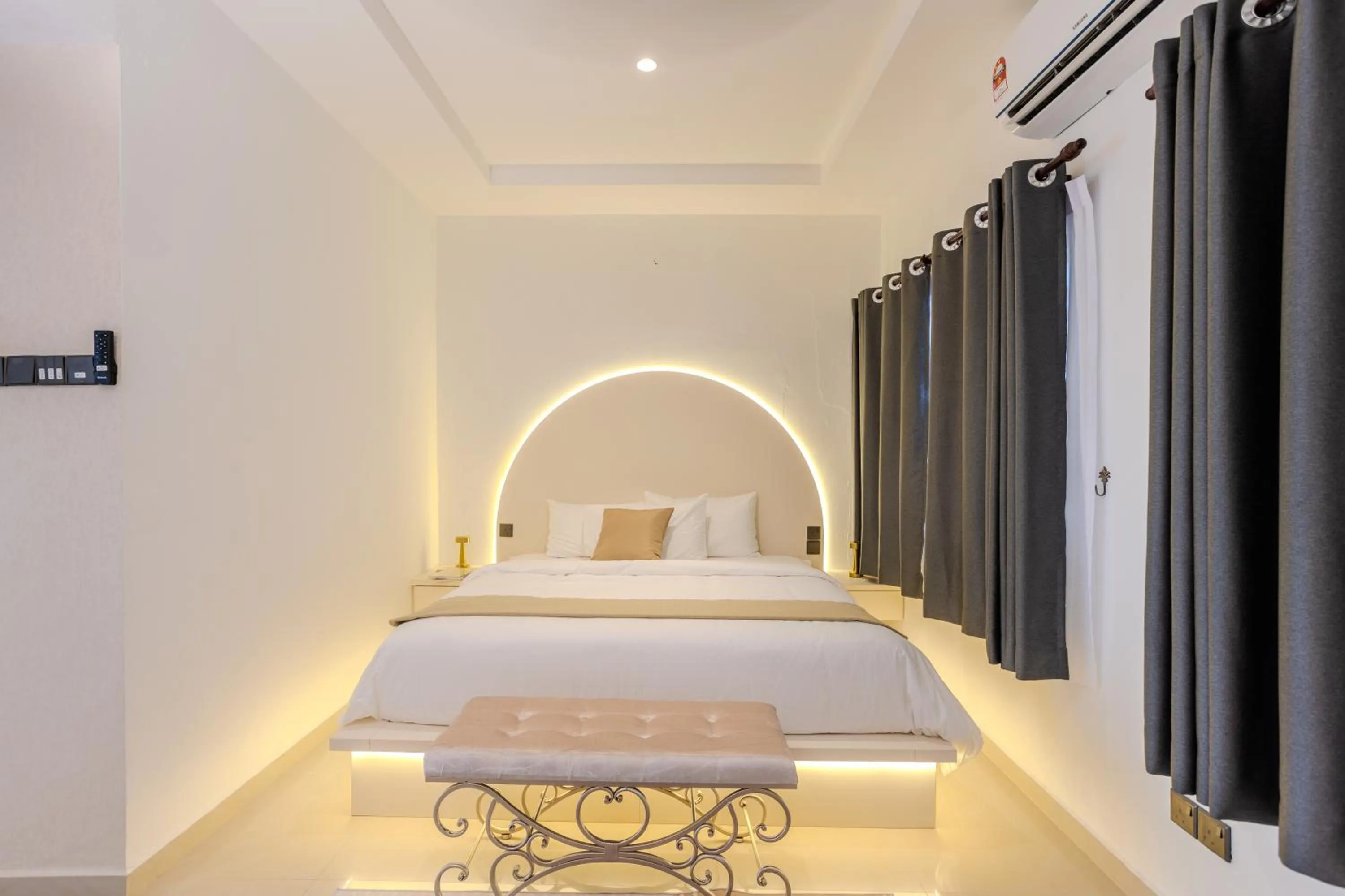 Deluxe King Room in Suntai Villa, Beachfront Suites