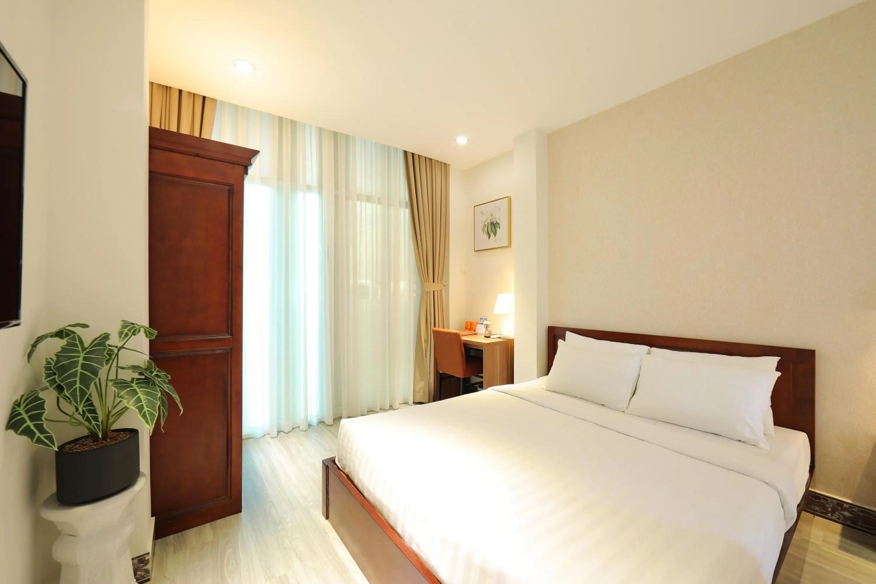 Deluxe Queen Room in Lanura Saigon Boutique Hotel