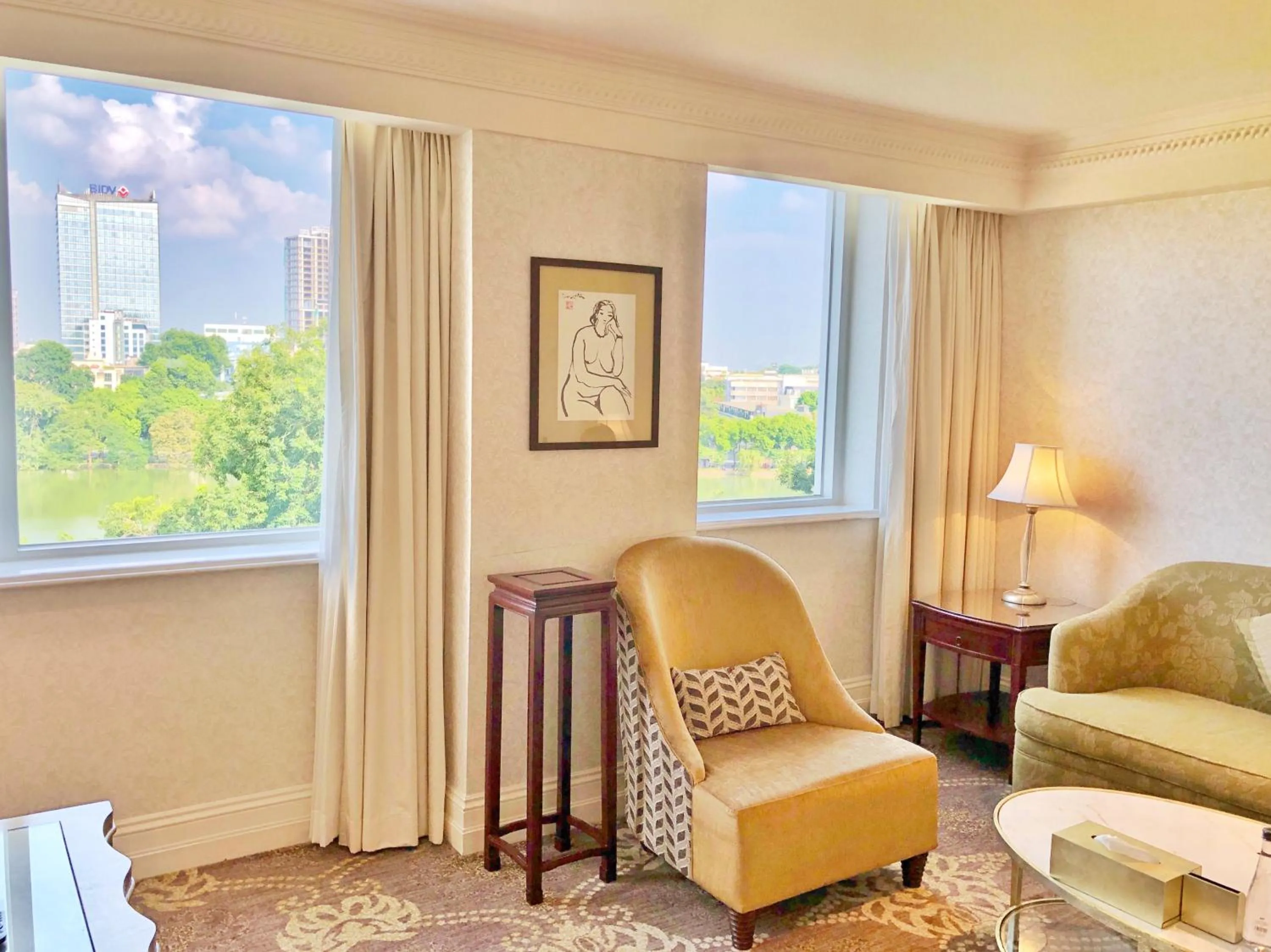 Junior Suite - Gallery 1 King Bed in Apricot Hotel