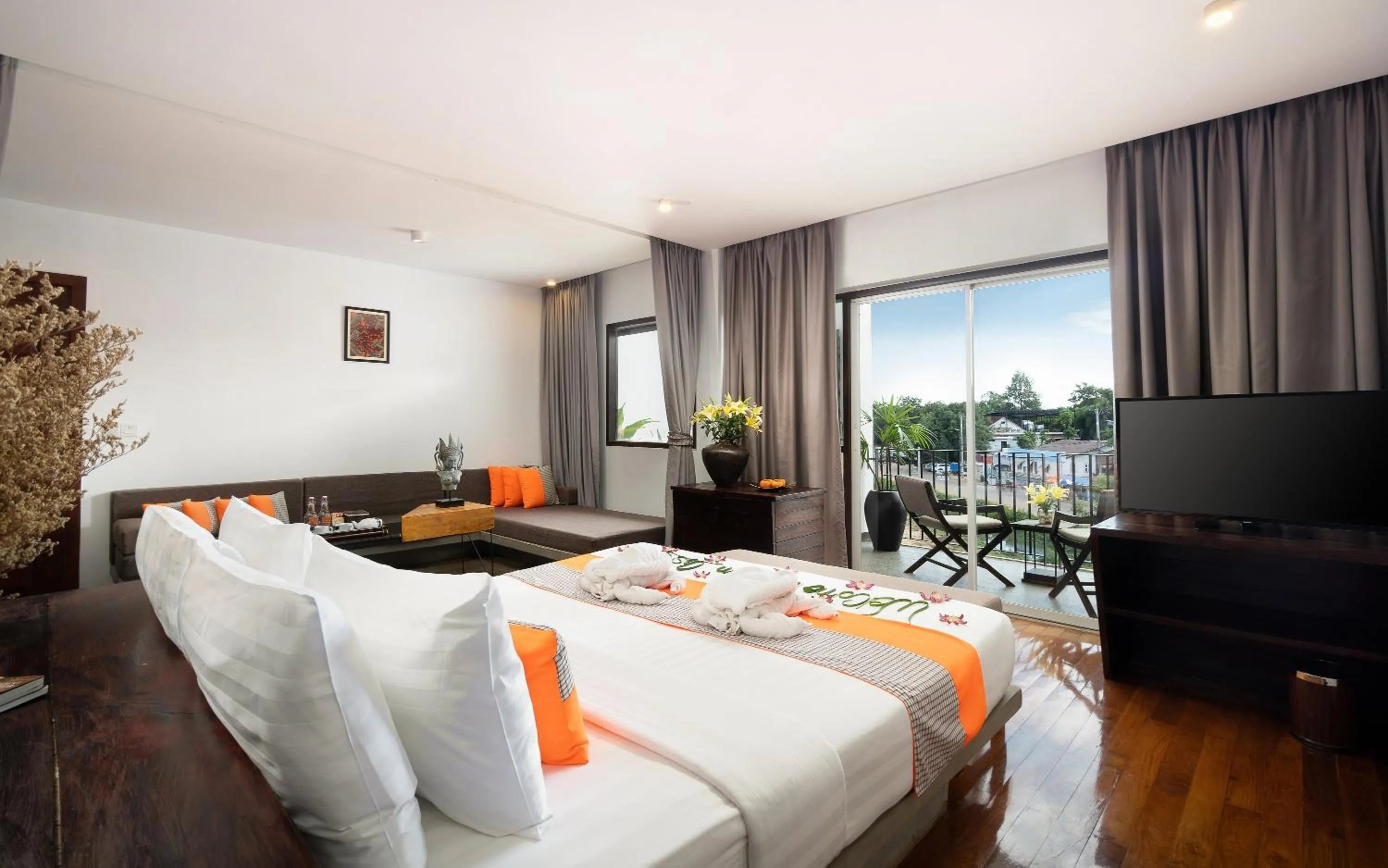 King Suite Balcony - Free Pickup in The Calm Oasis