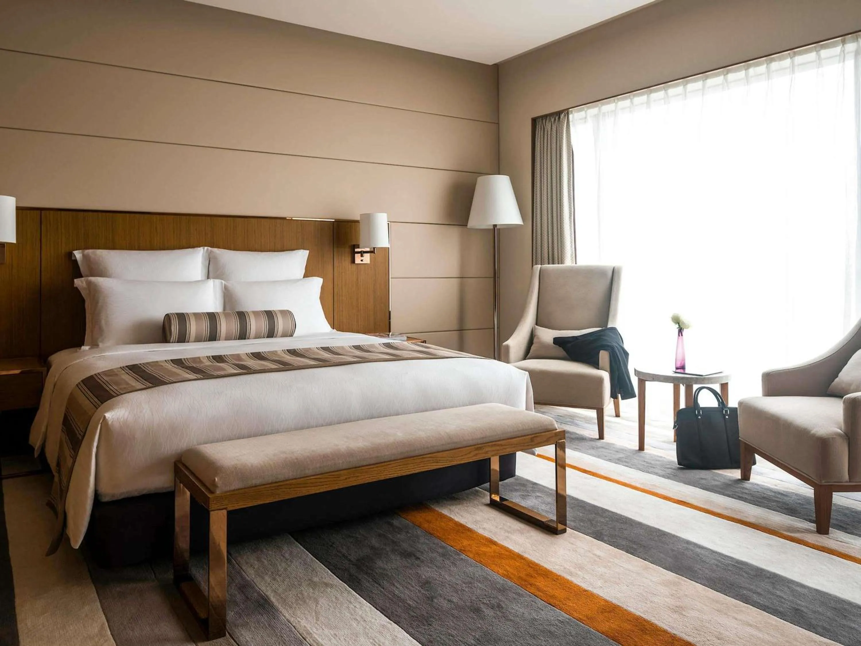 Deluxe Executive King Room in Pullman Zhuhai