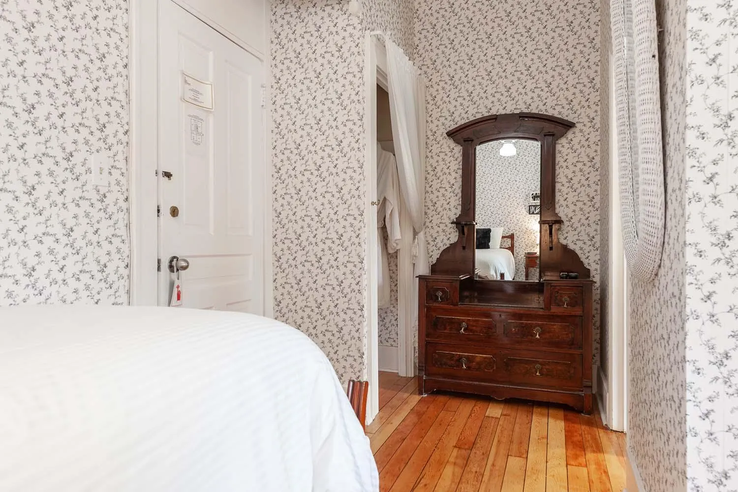 Deluxe Twin Room in Stone Maiden Inn