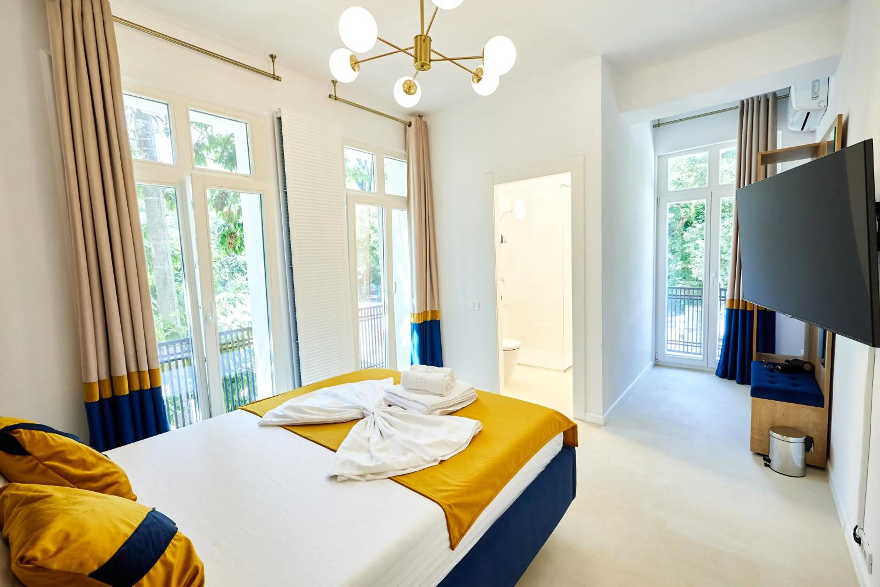 Deluxe Double Room with Balcony in Carol Park View