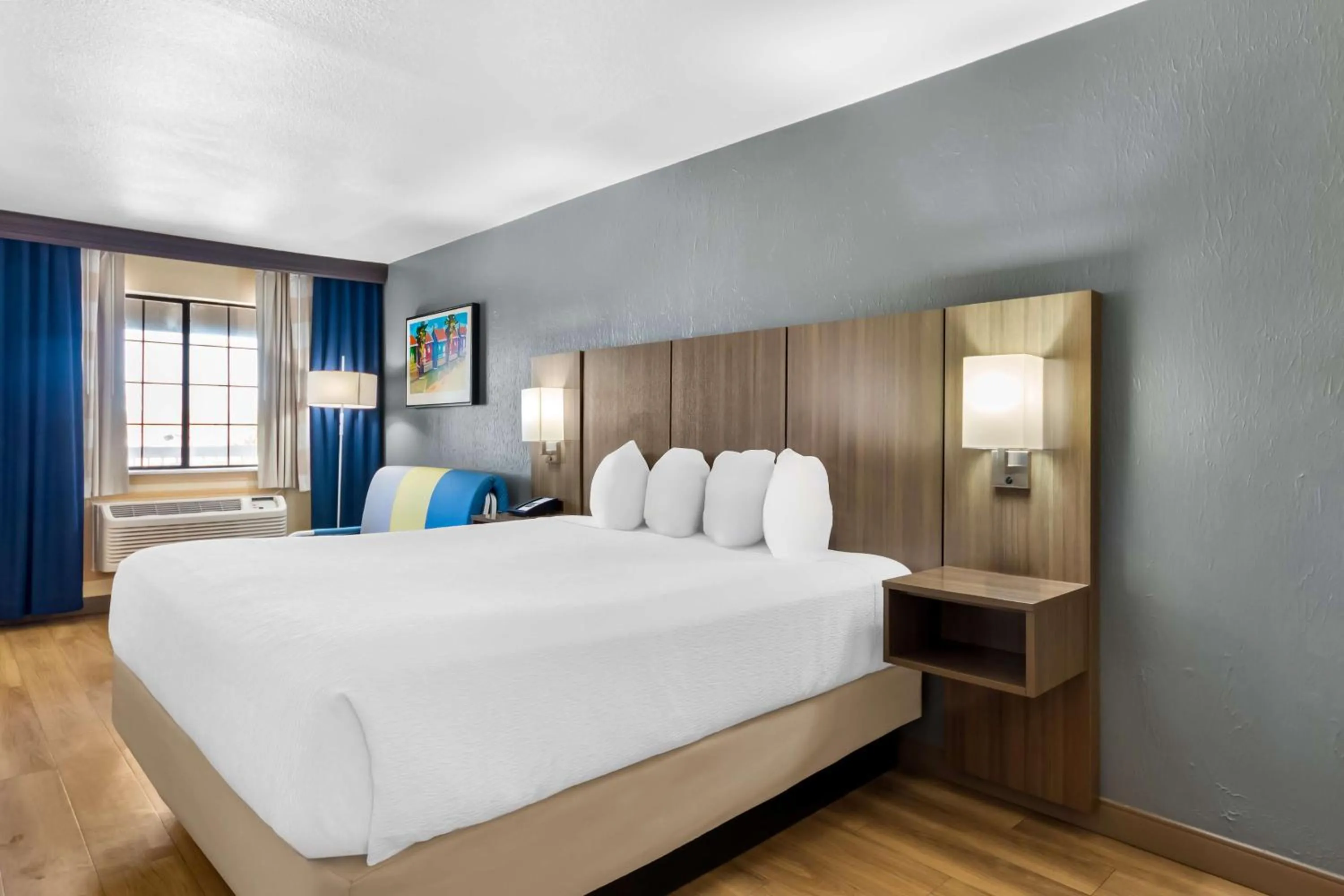 King Room with Mobility Accessible Tub in Best Western Port Aransas