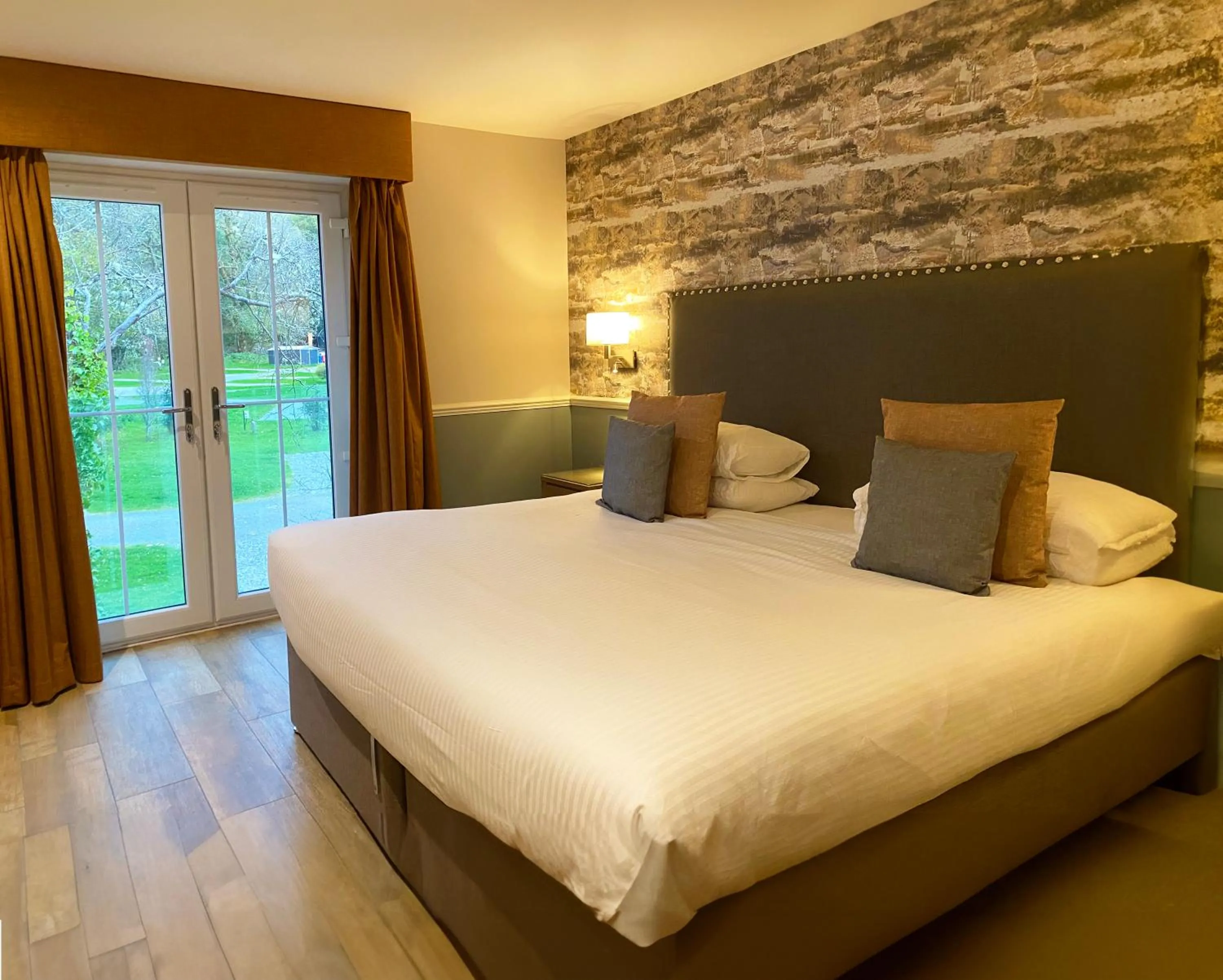 Superior Double or Twin Room with Mountain View in Balmacara Hotel