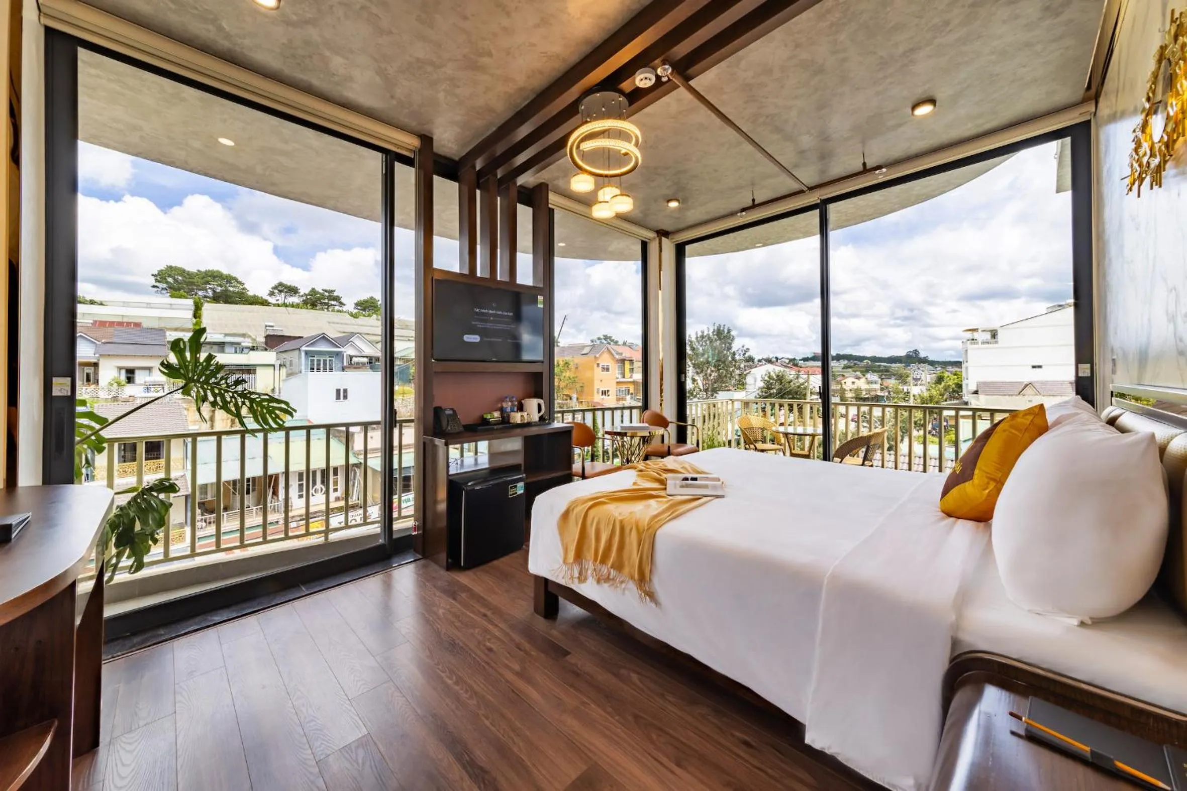 King Suite with Balcony in Phuc Hai Hotel Da Lat