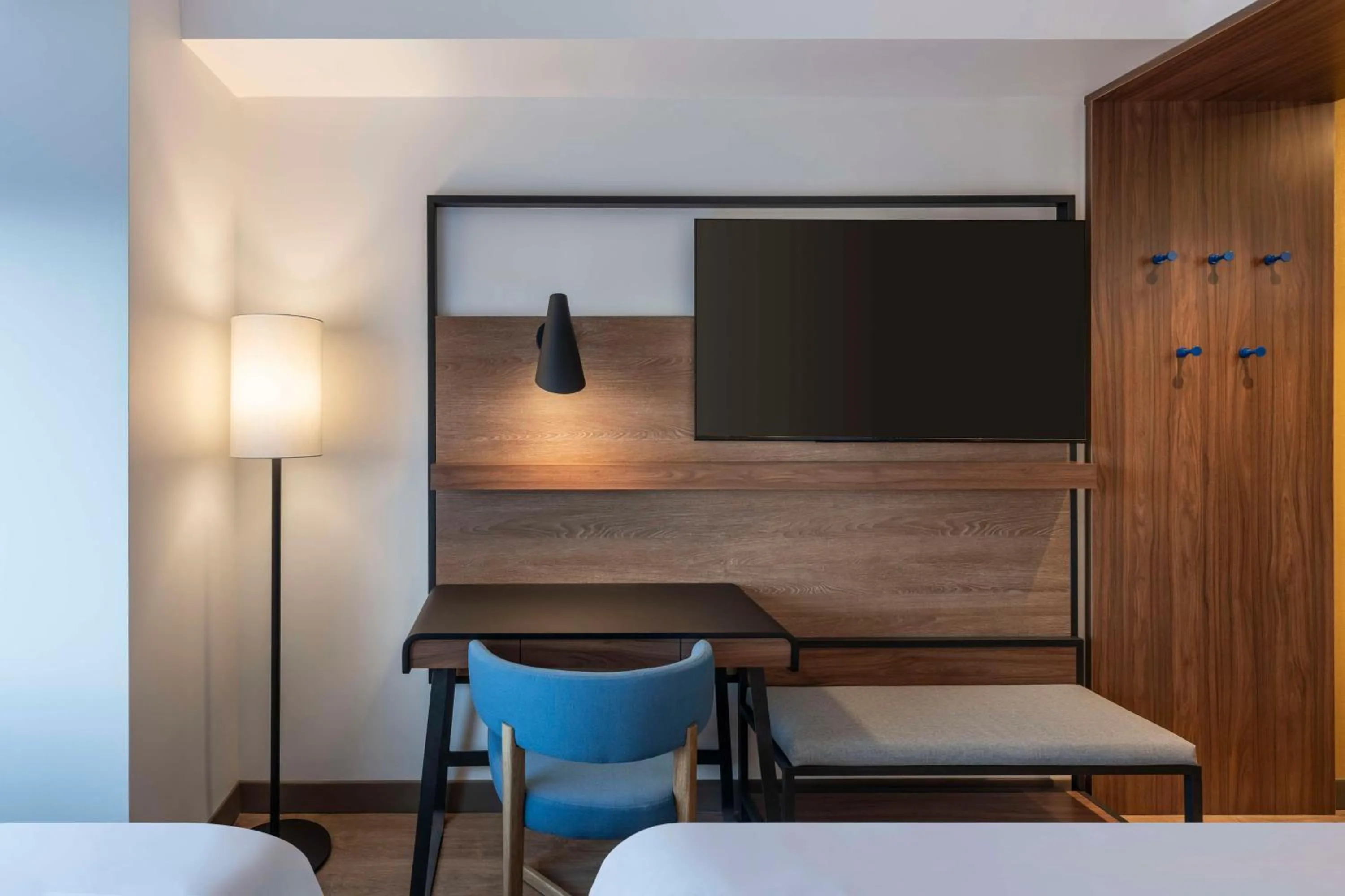 Twin Room with Walk-In Shower in Tru By Hilton Cali Sur