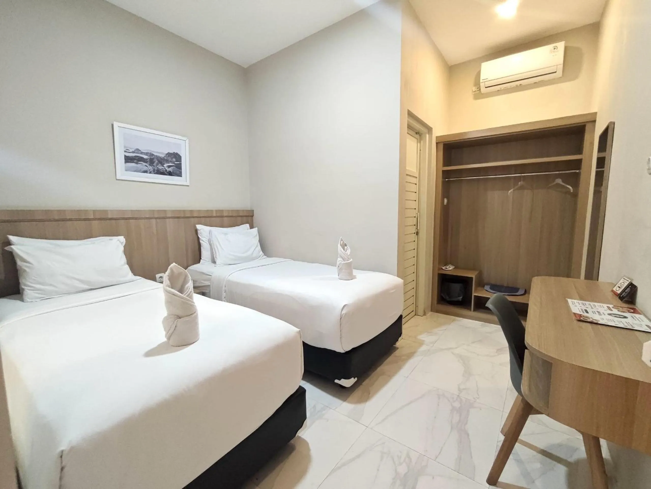 Superior Twin Room in El Nipa Hotel Labuan Bajo