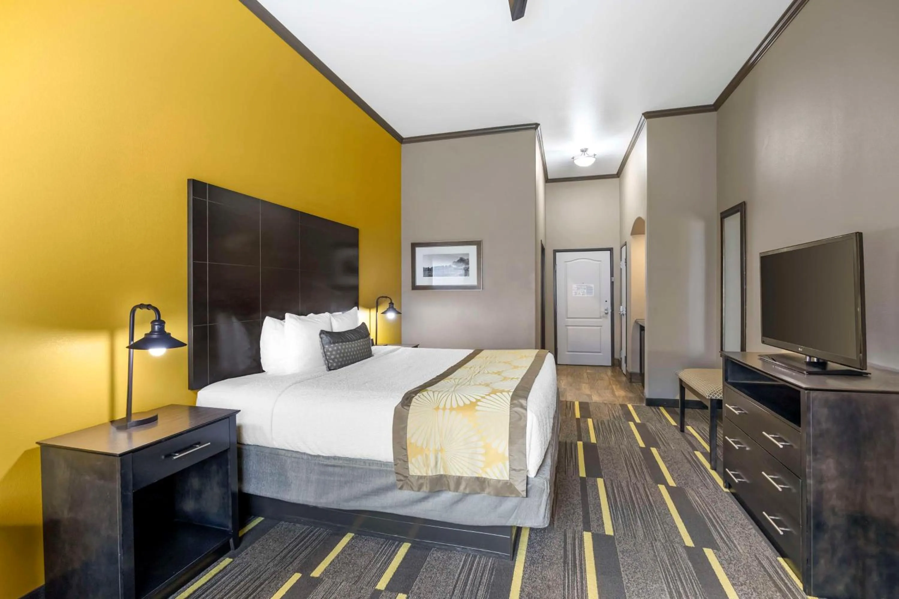 King Room with One King Bed - Non-Smoking in Best Western Plus Emerald Inn & Suites