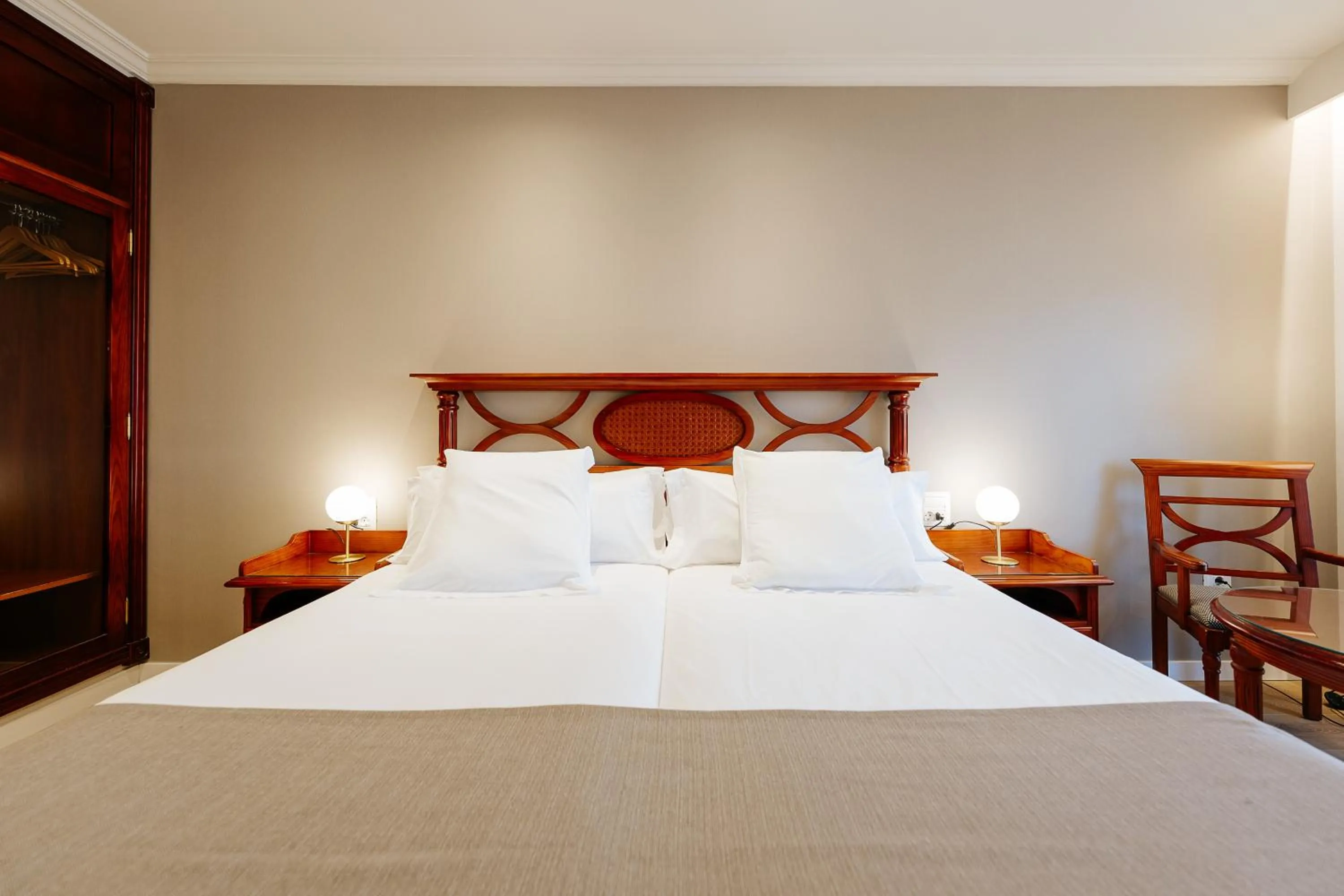 Double or Twin Room with Partial Sea View - single occupancy in Hotel Reveron Plaza