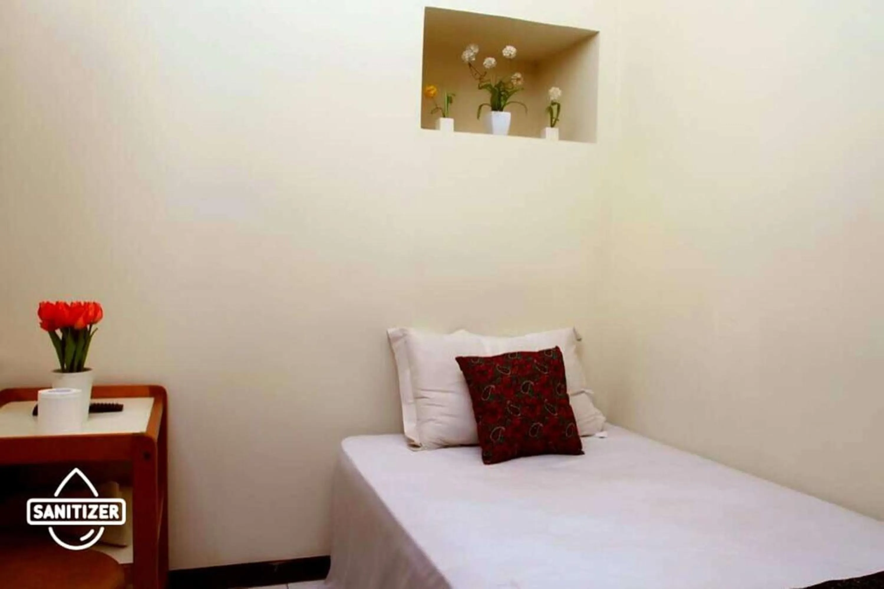 Single Room with Shared Bathroom in Bantal Guling Trans