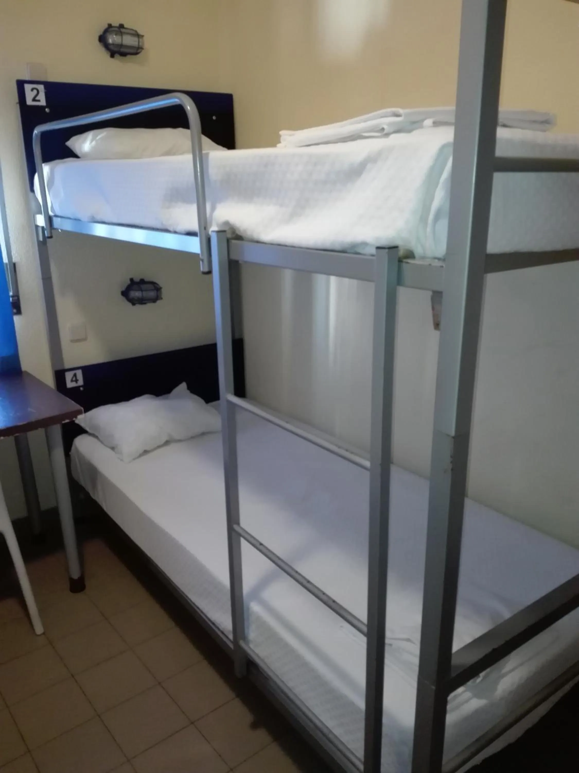 Bunk Bed in Male Dormitory Room  in HI Lagos - Pousada de Juventude