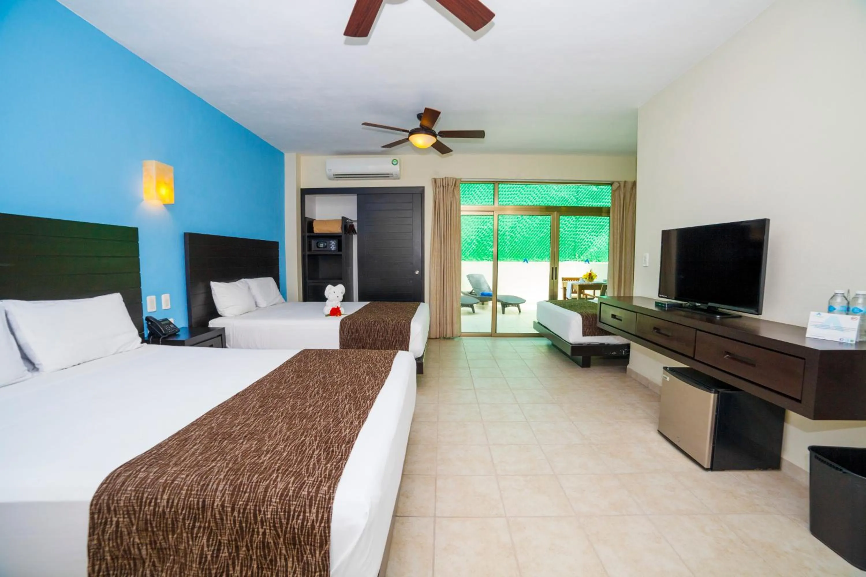 Deluxe Triple Room in Angelo's Hotel