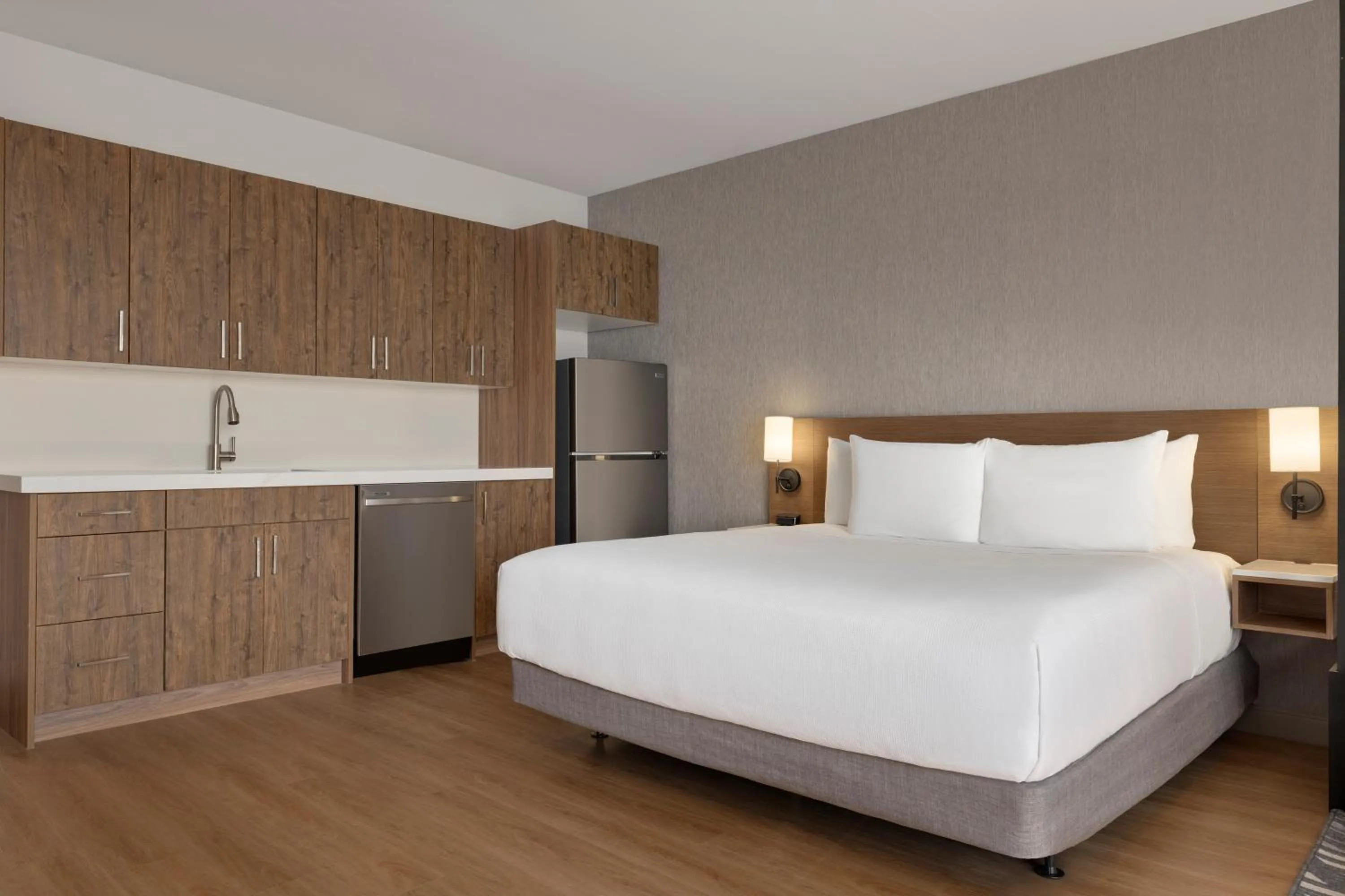 Specialty King Room with One King Bed and Accessible Roll-In Shower in Hyatt Place Windsor