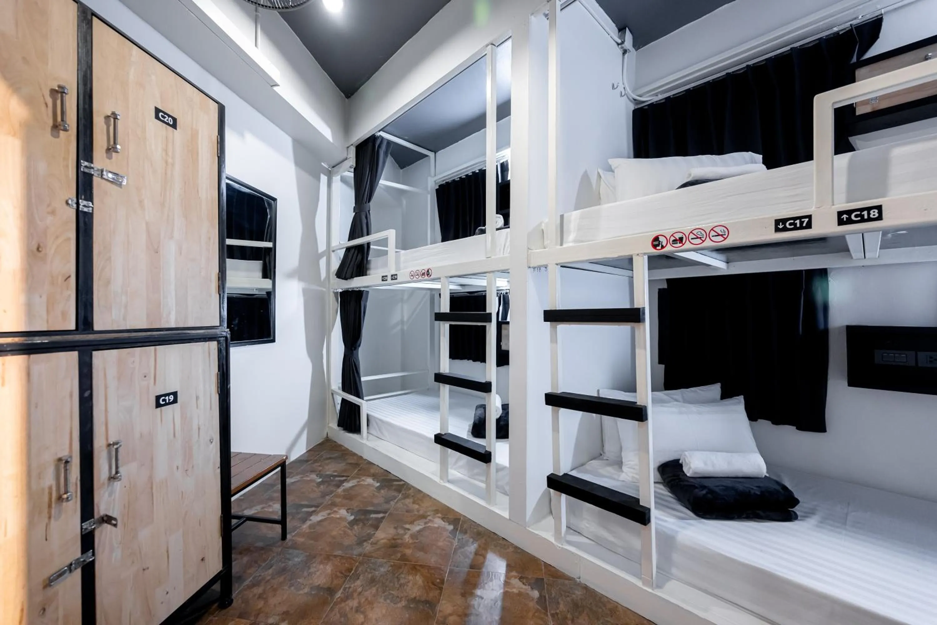 Bed in 4-Bed Mixed Dormitory Room in Vibes Hostel Bangkok