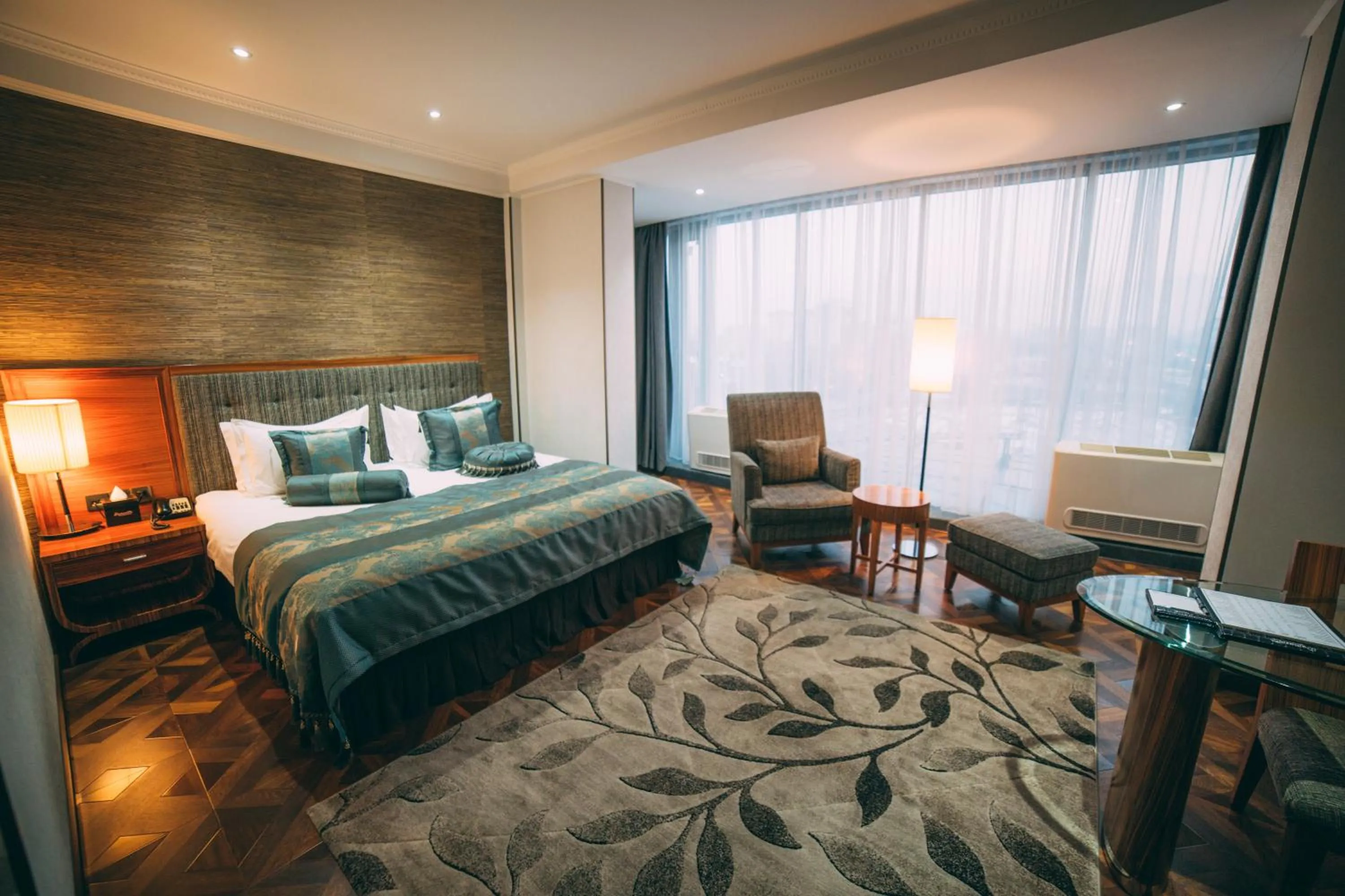 Deluxe King Room in Damas International Hotel